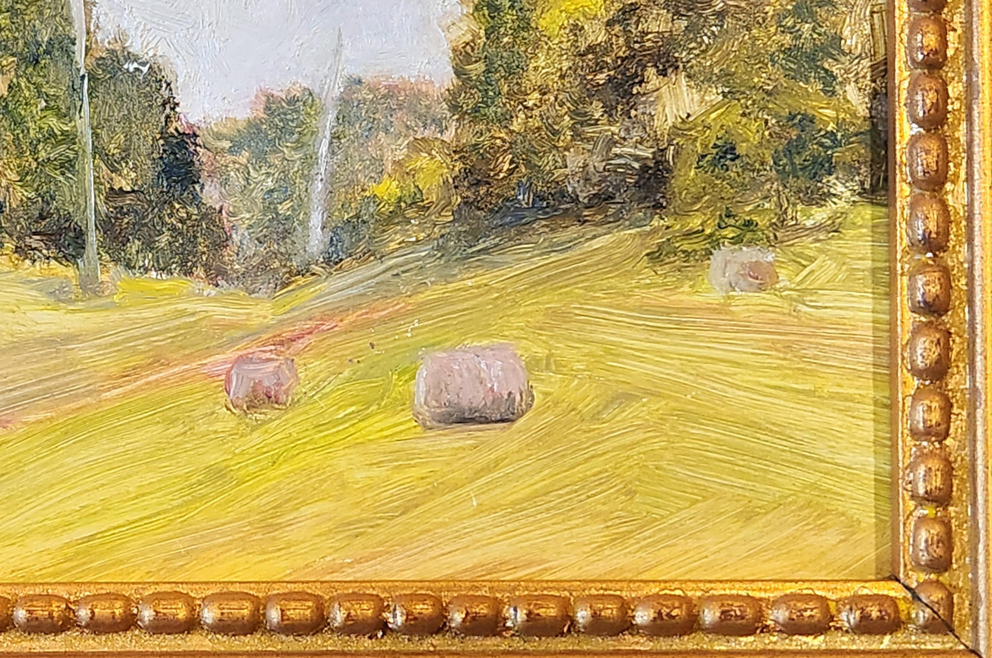Dieses Gemälde in Öl auf Leinwand zeigt eine schöne Szene mit Heuballen in einer hügeligen Landschaft. Das Grün und das helle Gelb des sonnenbeschienenen Grases heben die Szene vom hellblauen Himmel ab. Heuballen und Telefonmasten lockern die
