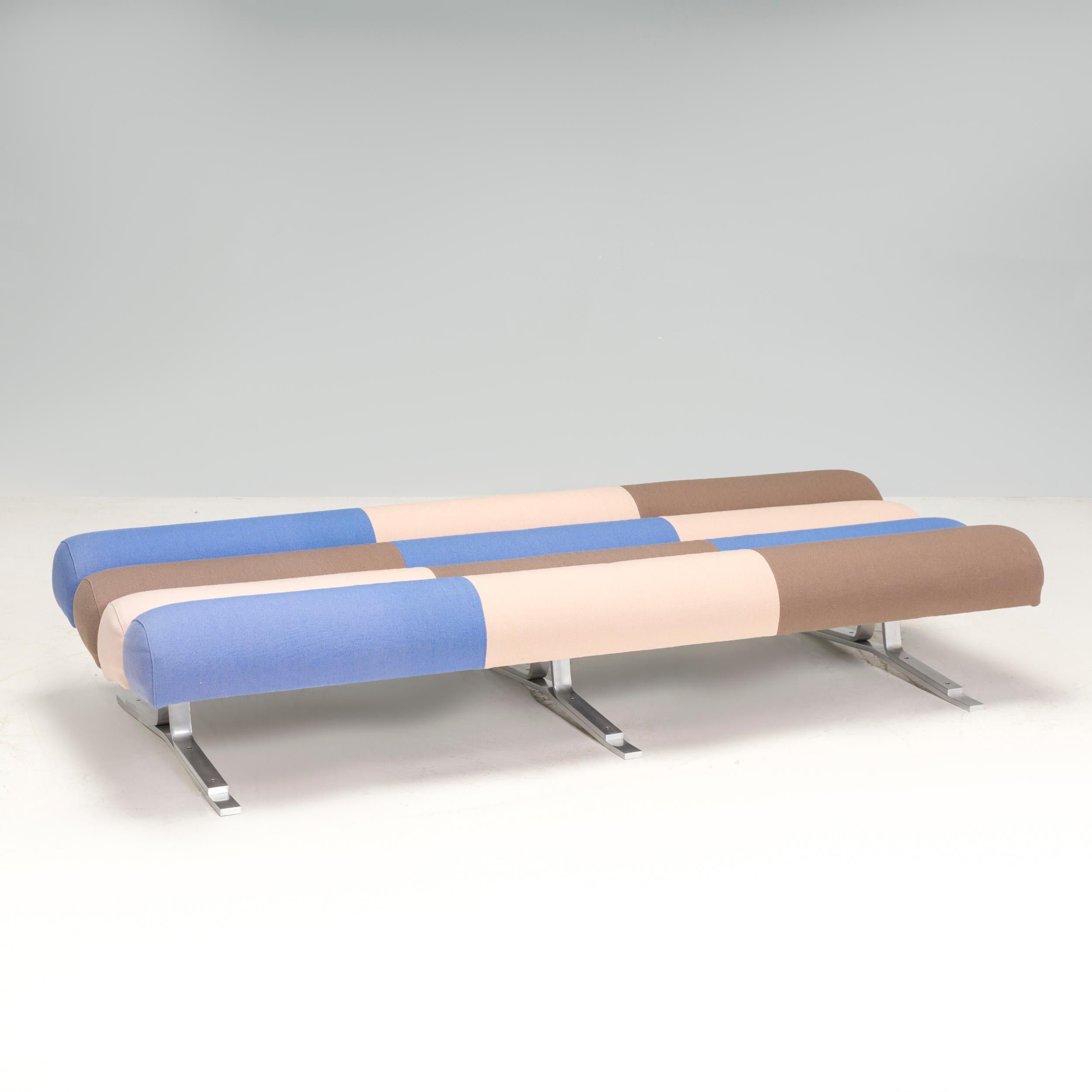 Questo letto da giorno disegnato da William Plunkett faceva parte della linea Kingston lanciata nel 1967. La gamma è stata accolta con successo e alla fine è stata esposta al Design Centre di Mayfair.

I cuscini profondamente imbottiti e rivestiti