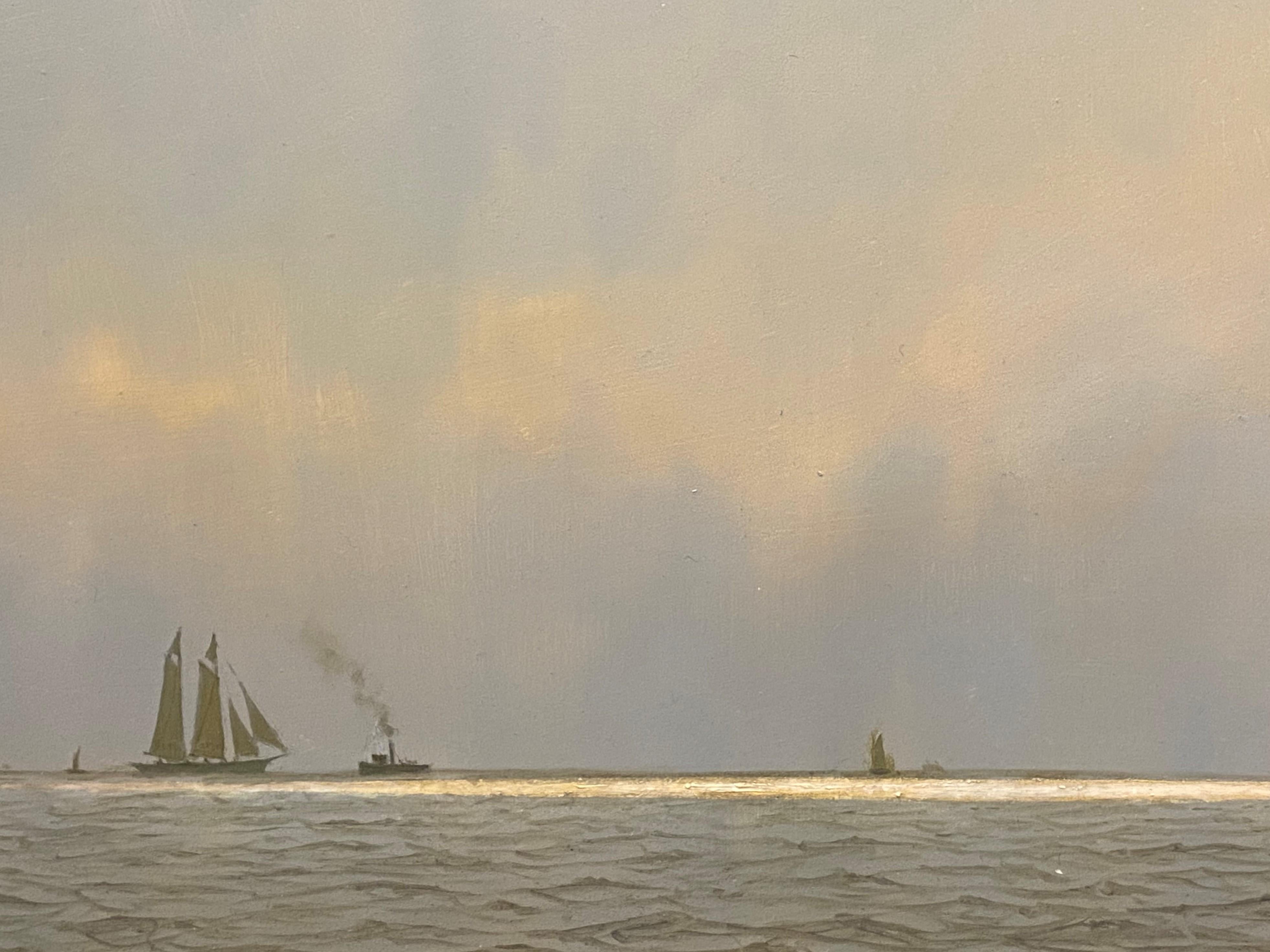 Un eccezionale dipinto marino luminoso con una goletta sull'oceano dell'artista americano William R. Davis (nato nel 1952). Davis è nato a Somerville, Massachusetts, è cresciuto a Hyannis Port, MA ed è diventato famoso nel New England e in tutto il