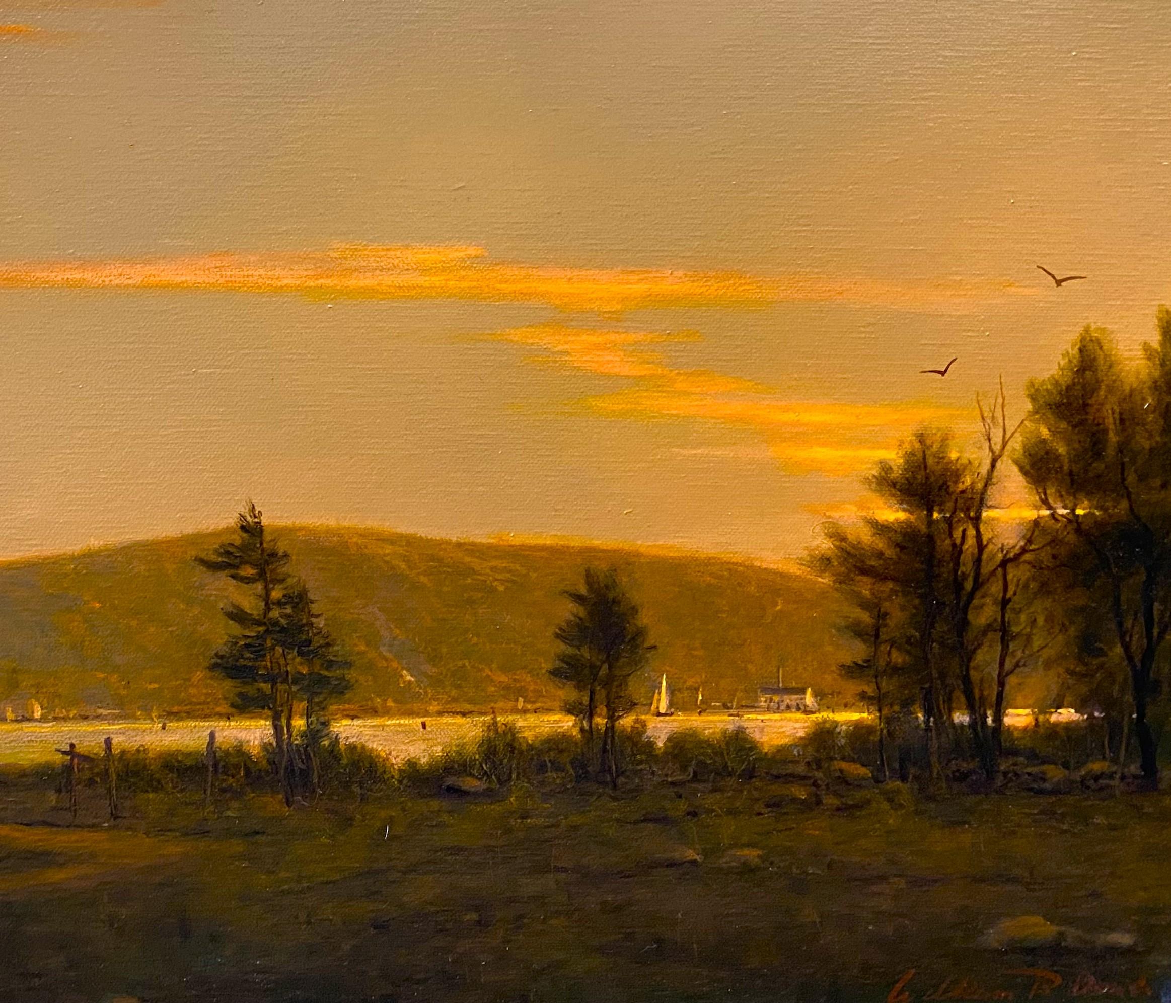 Eine schöne, leuchtende Hafenszene aus Maine des zeitgenössischen amerikanischen Künstlers William R. Davis (1952-). Davis wurde in Somerville, Massachusetts, geboren und wuchs in Hyannis Port auf, wo er Segelunterricht nahm und die Meereslandschaft