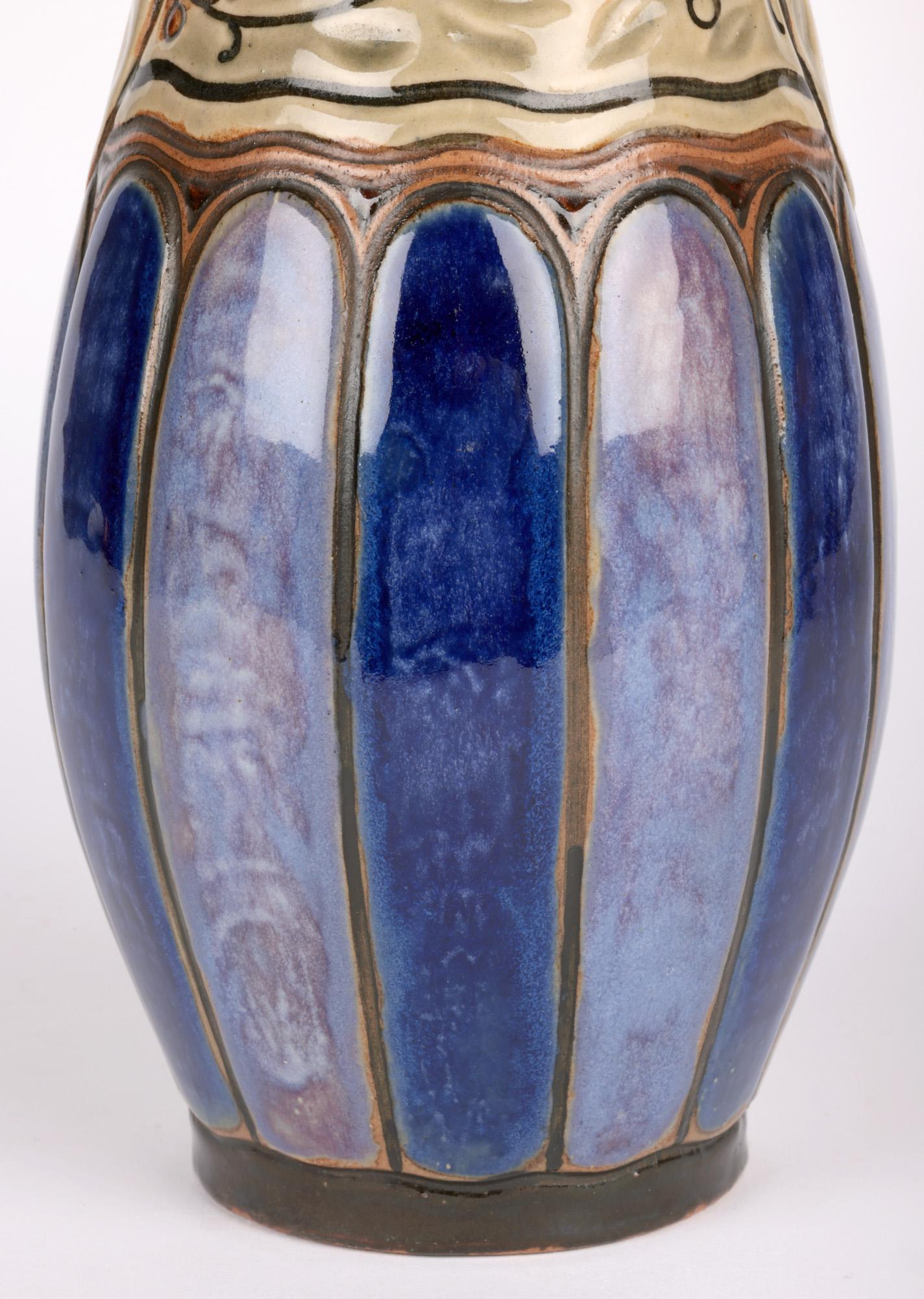 Art déco William Rowe Doulton Lambeth vase en poterie d'art déco à deux poignées en vente