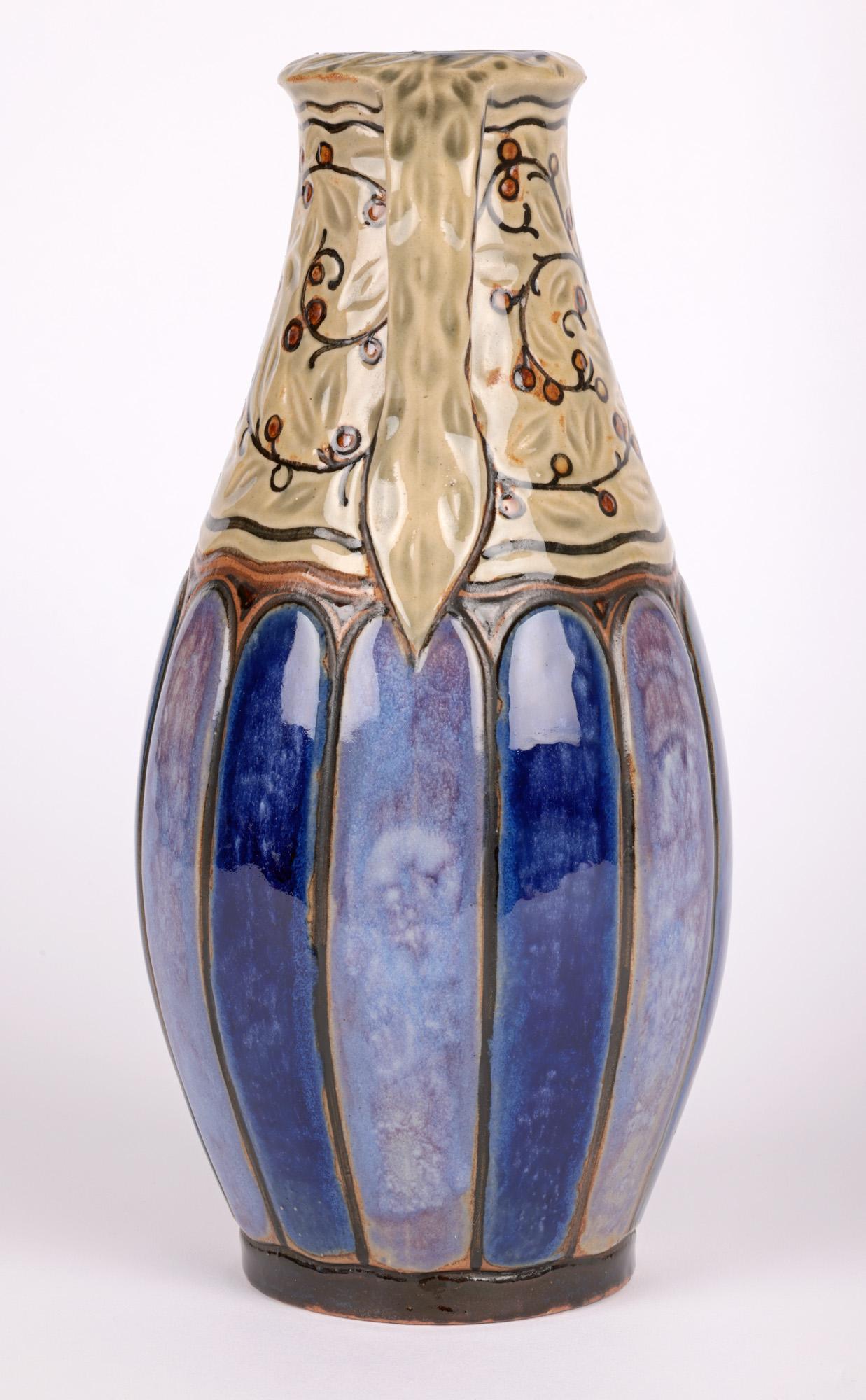 Début du 20ème siècle William Rowe Doulton Lambeth vase en poterie d'art déco à deux poignées en vente