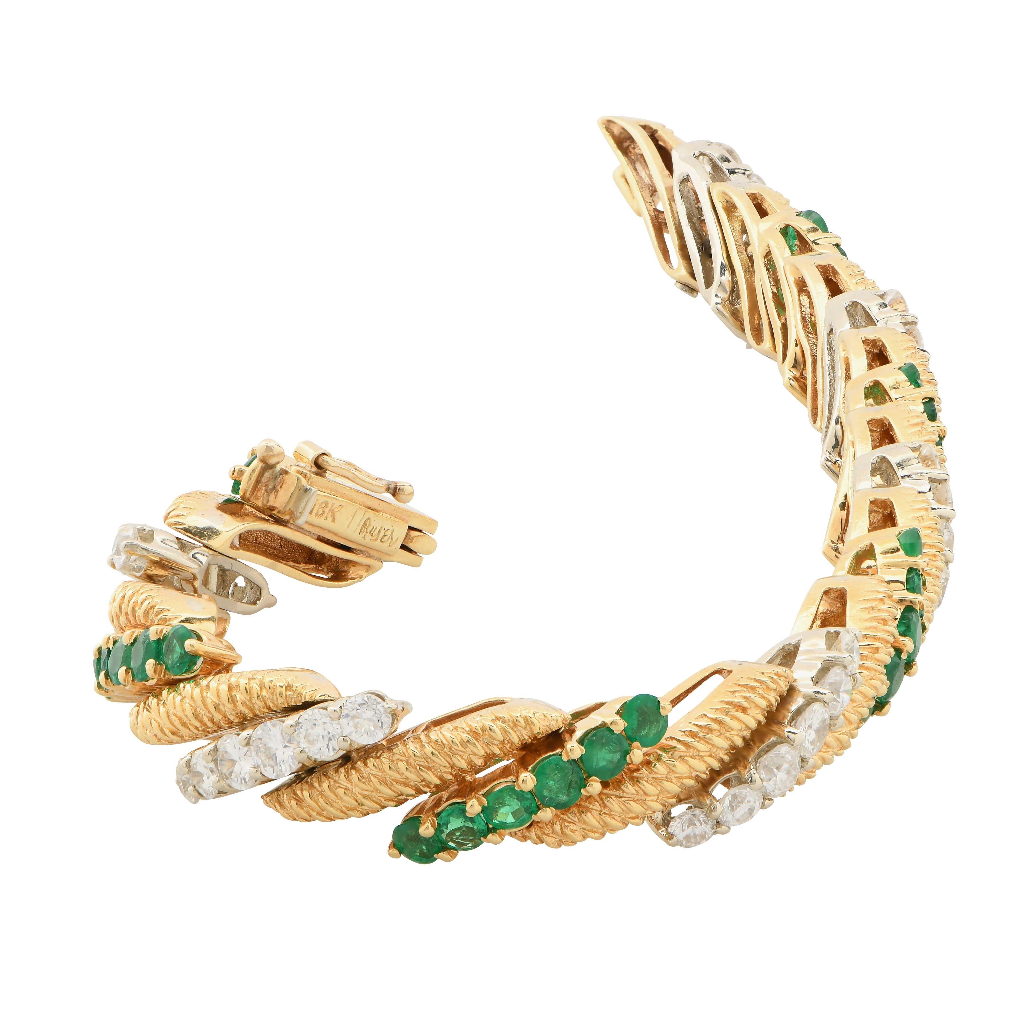 Esta impresionante pulsera de William Ruser es una lujosa e intrincada pieza de joyería fina que muestra maravillosamente el diseño clásico de mediados de siglo con materiales de alta calidad.

William Ruser Pulsera de esmeraldas y