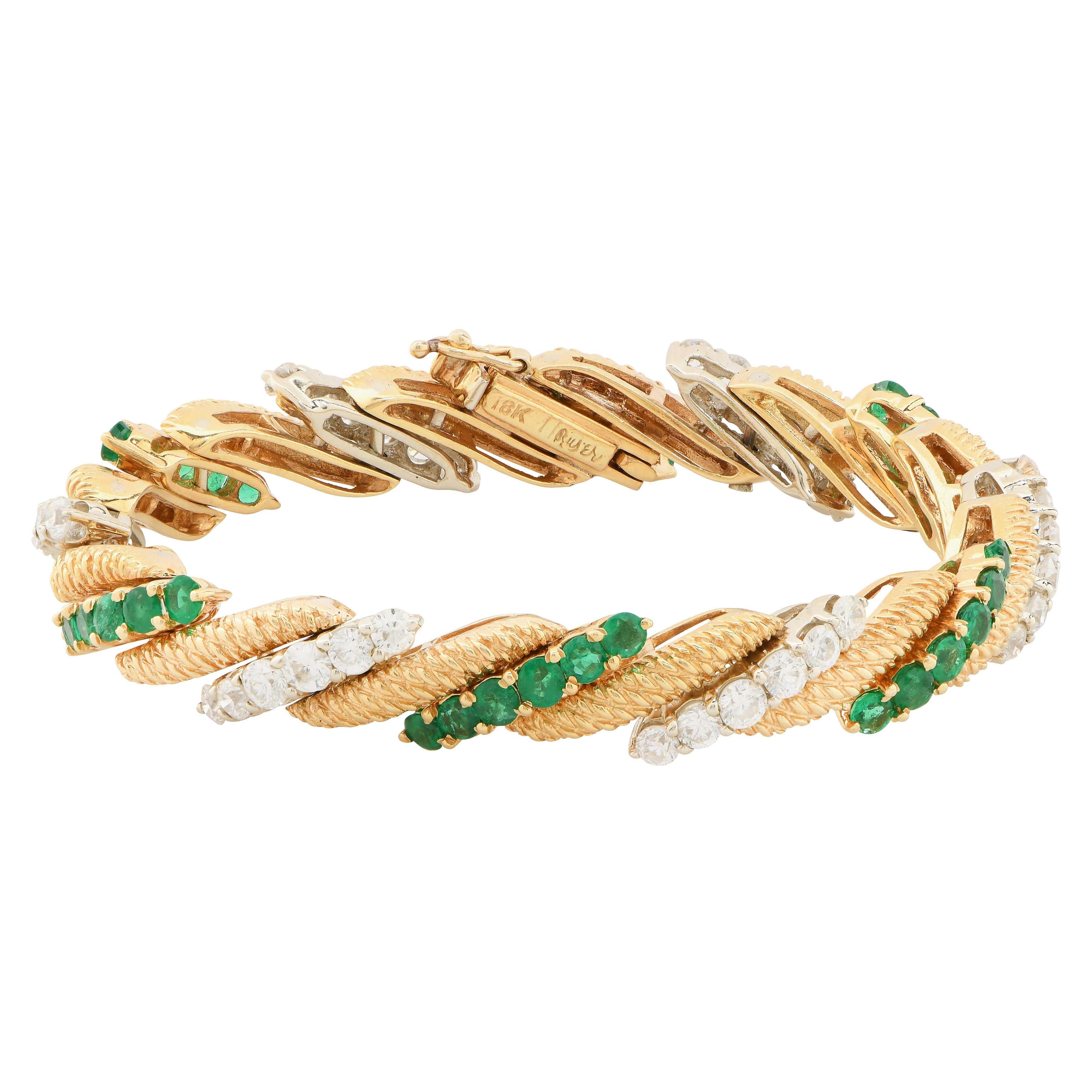 William Ruser Pulsera de oro amarillo de 18 quilates con diamantes y esmeraldas Corte redondo en venta