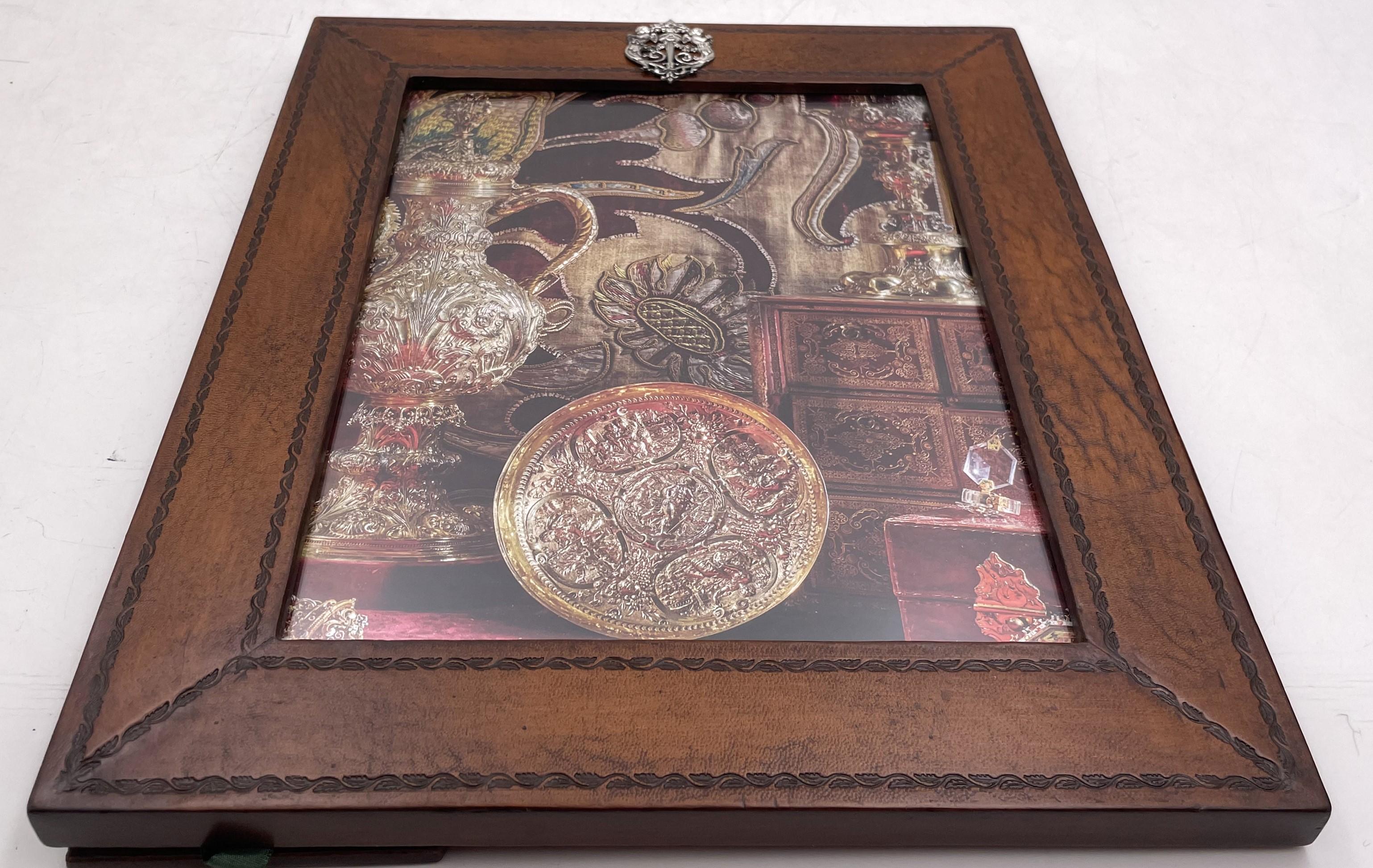 William Scott-Bilderrahmen aus Leder mit appliziertem Sterlingsilbermotiv, das Putten und florale Motive darstellt. Es misst 12'' x 10'' (Innenmaße sind 9'' x 7'') und trägt die abgebildeten Punzen. Es ist in neuem Zustand.

Perfekt für ein