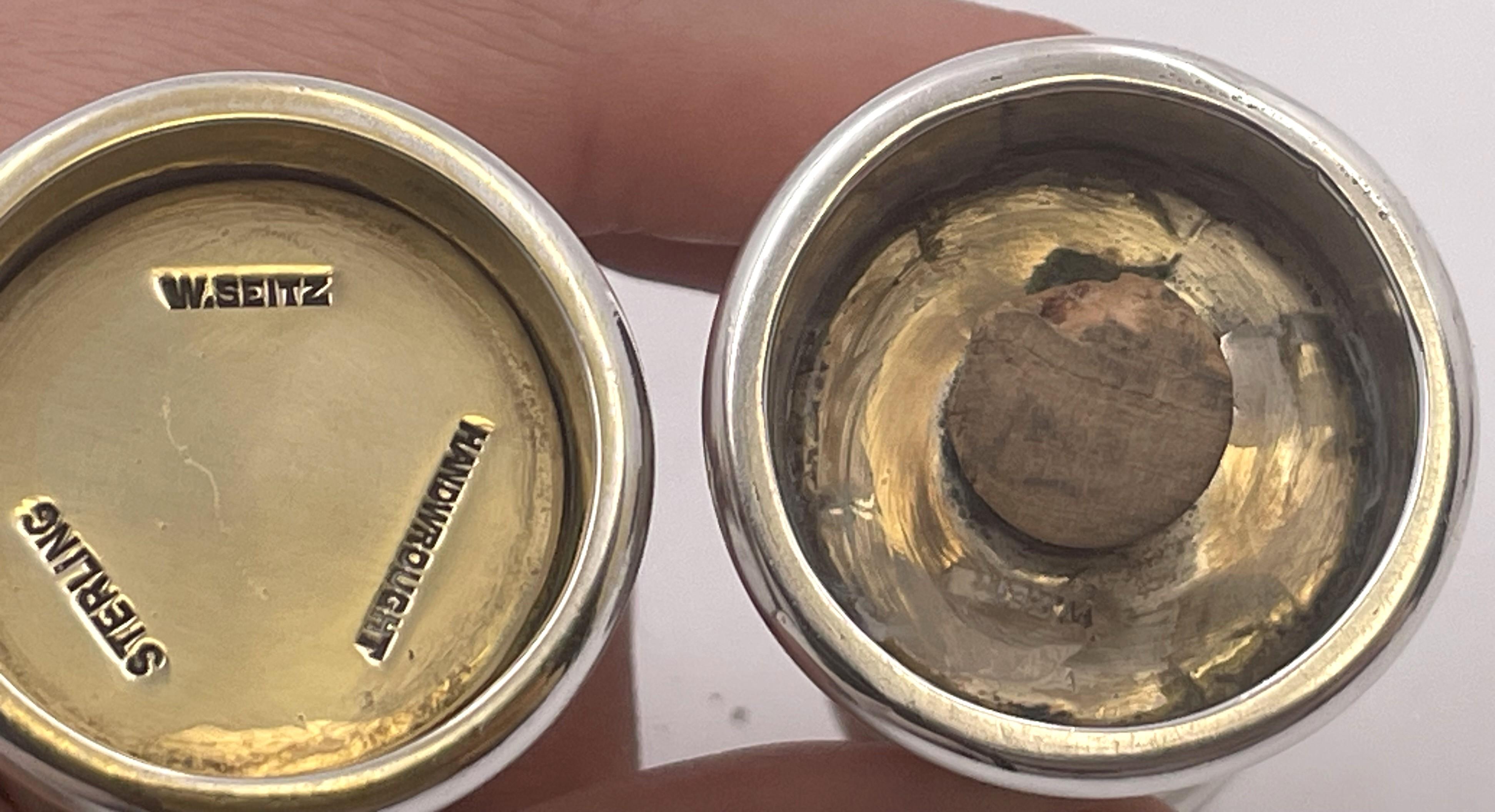 William Seitz Pair of Handwrought Sterling Silver Salt & Pepper Shakers im Zustand „Gut“ im Angebot in New York, NY