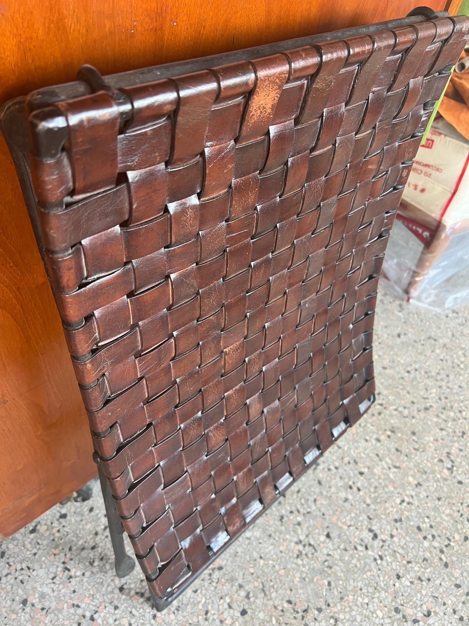 Klappbarer Hocker aus Eisen und Leder von William Sheppee im Zustand „Gut“ im Angebot in St.Petersburg, FL
