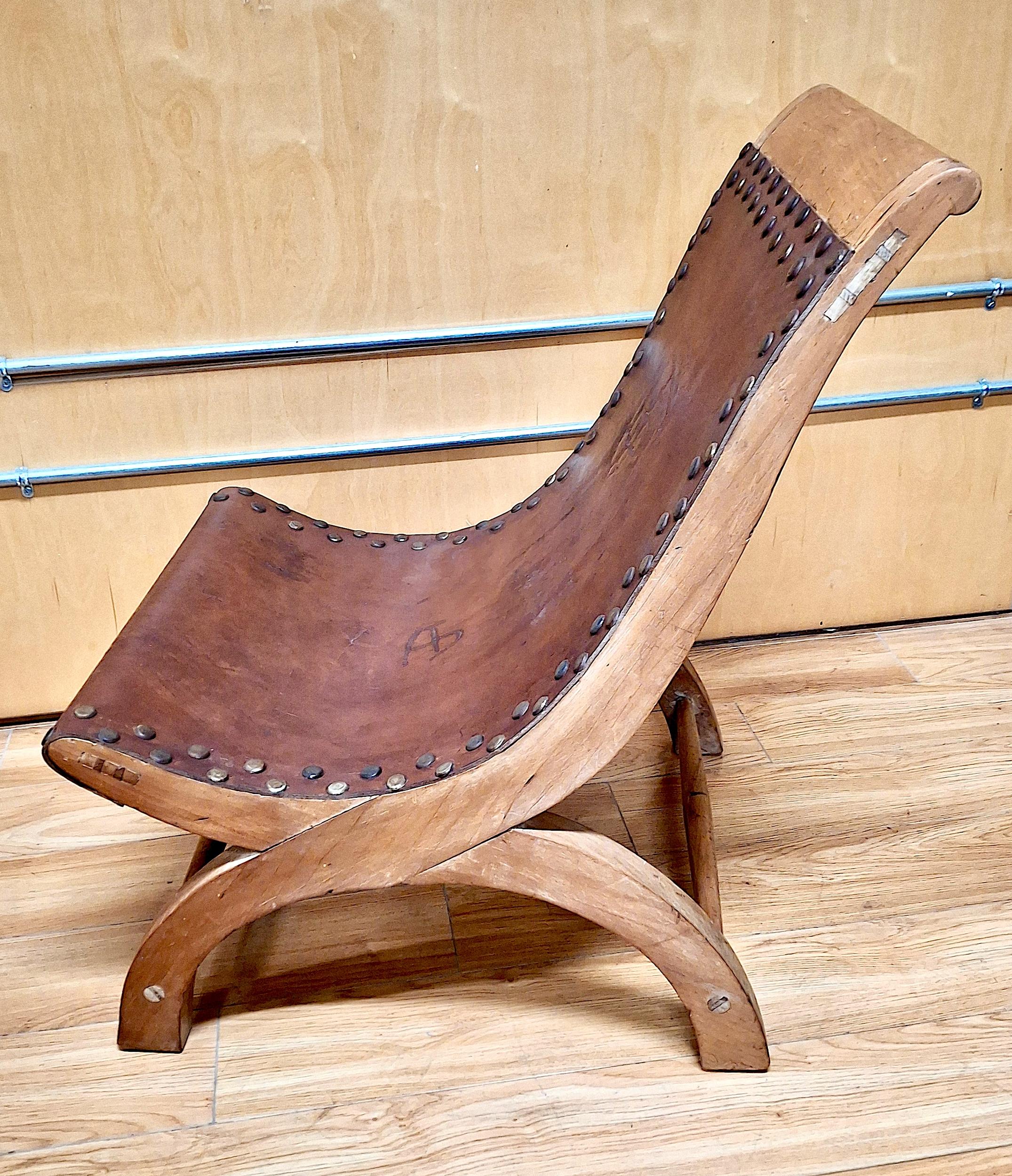 Dieses Stück riecht nach Abenteuer. Stellen Sie sich einen sitzenden Hemmingway vor, der seinen Daiquiri schröpft und sich an seine Zeit als Kriegsberichterstatter während des Spanischen Bürgerkriegs erinnert. Der Stuhl 