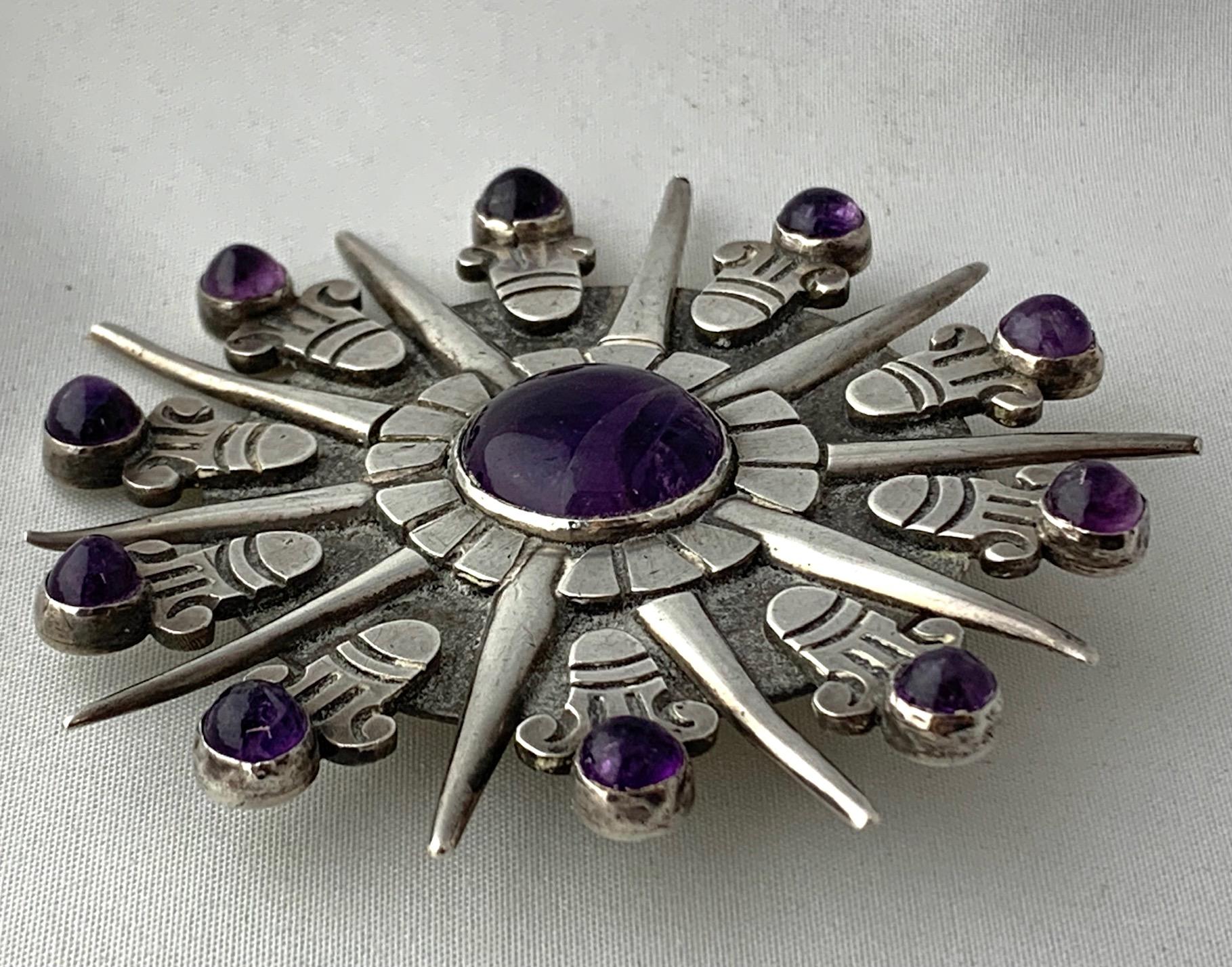 Este icónico Colgante Broche Spratling del Renacimiento Mexicano de Plata presenta una amatista de 3/4