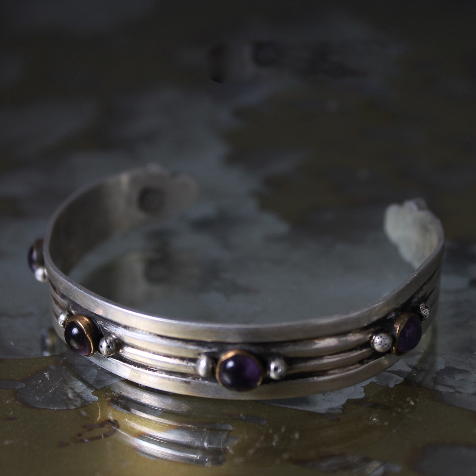 Bracelet 
Vintage Taxco Mexican Modern Silver Bijoux artisanaux du célèbre designer William Spratling.
Bracelet manchette mince en argent sterling avec améthyste et laiton bijoutier
Poinçon du fabricant William Spratling fabriqué au Mexique. circa