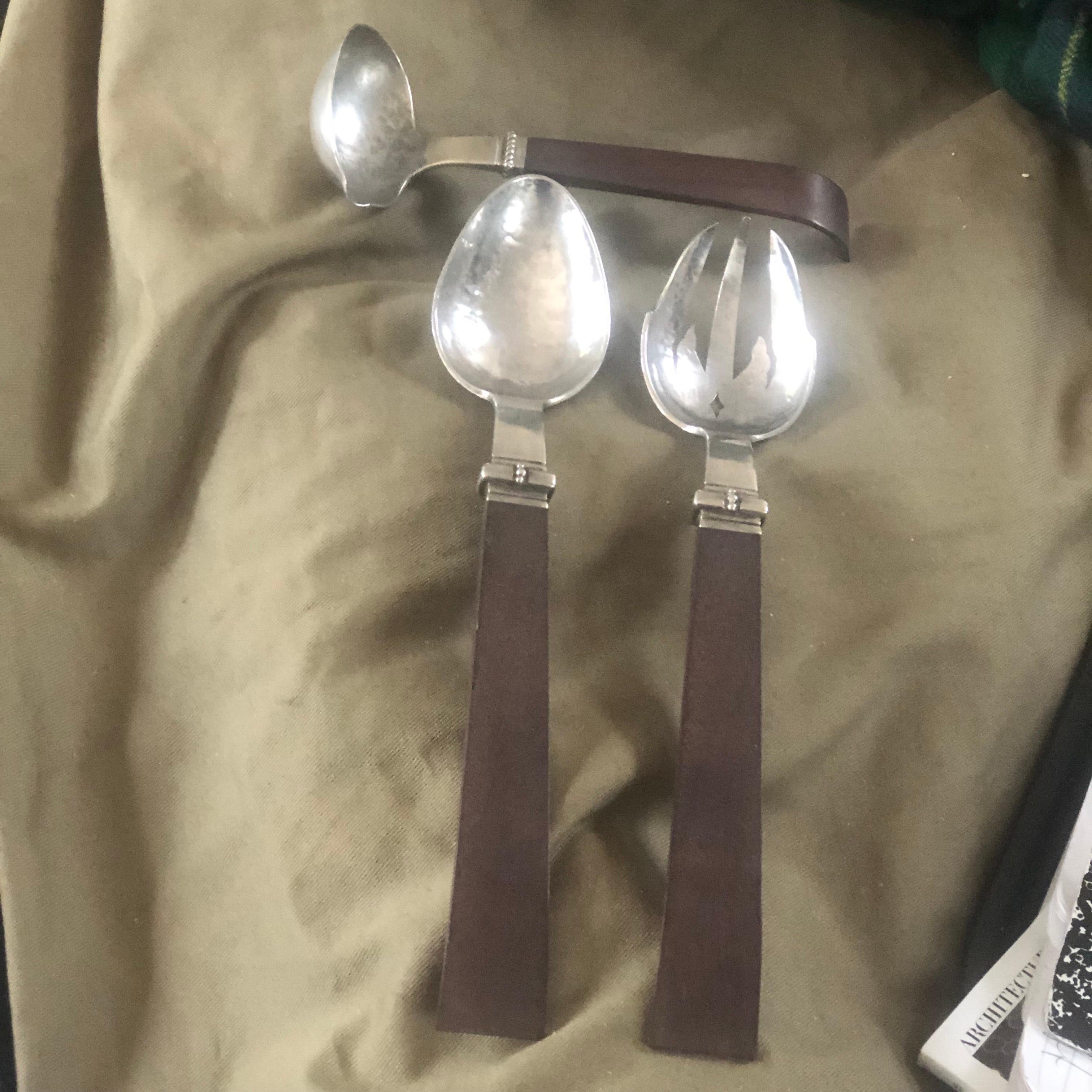 Frühes William Spratling Signiert 1940er Jahre 
12 3/8 langes handgehämmertes Salatbesteck und
Ladel