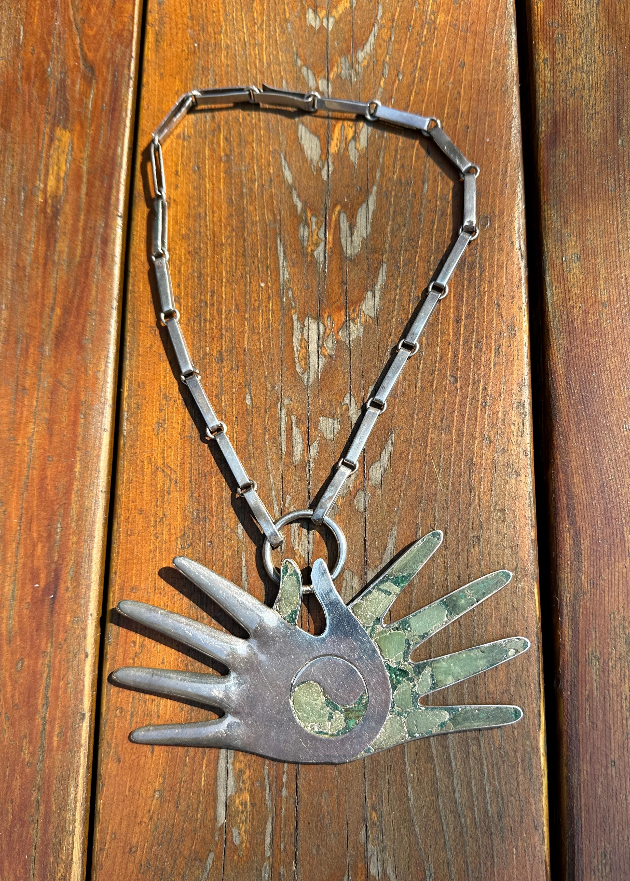 William Spratling Collar de Manos Yin/Yang Incrustación de virutas de piedra dura de plata 1965-1967 en Excelente estado para la venta en New York, NY