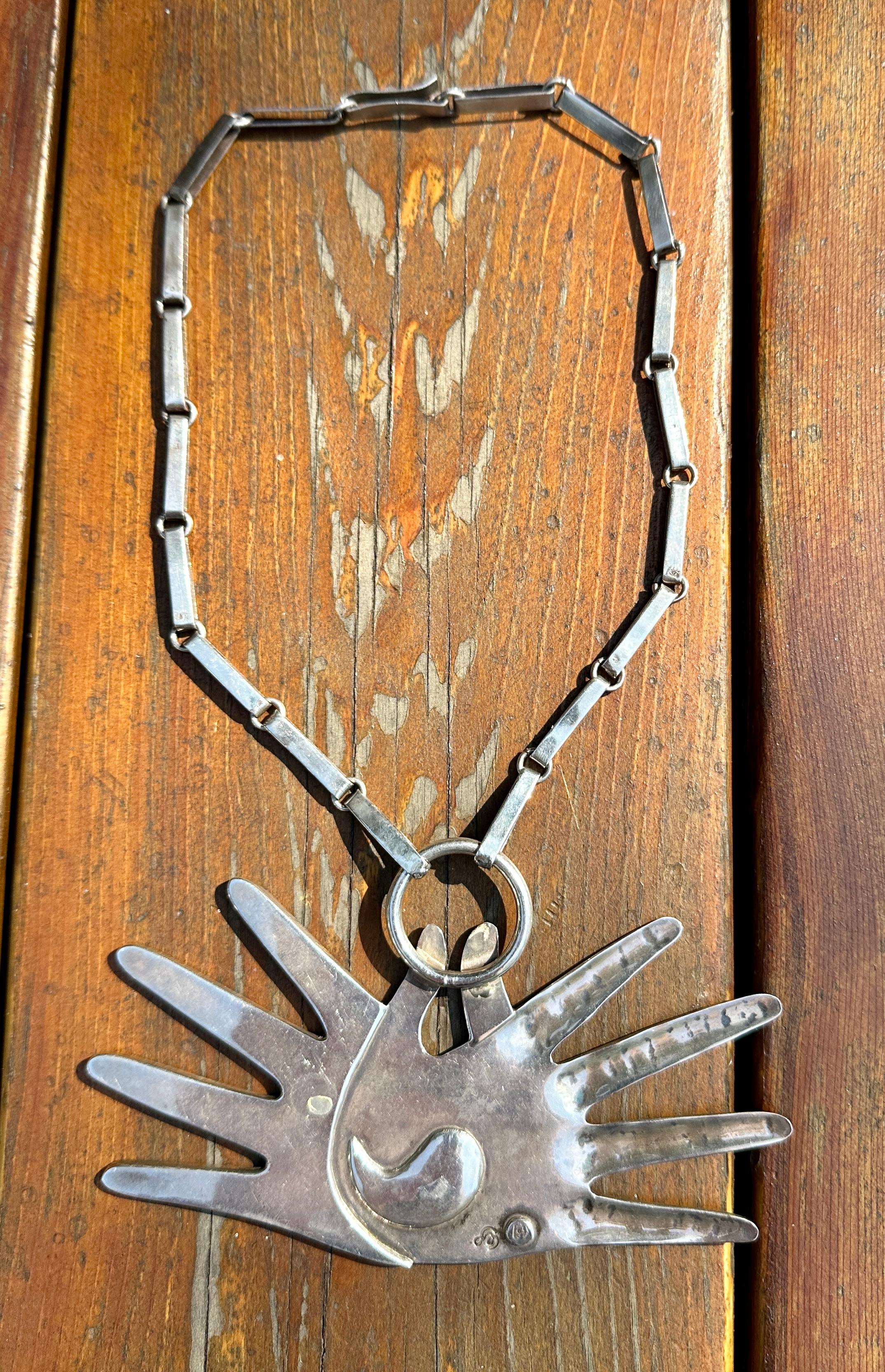 Femenino o masculino William Spratling Collar de Manos Yin/Yang Incrustación de virutas de piedra dura de plata 1965-1967 en venta