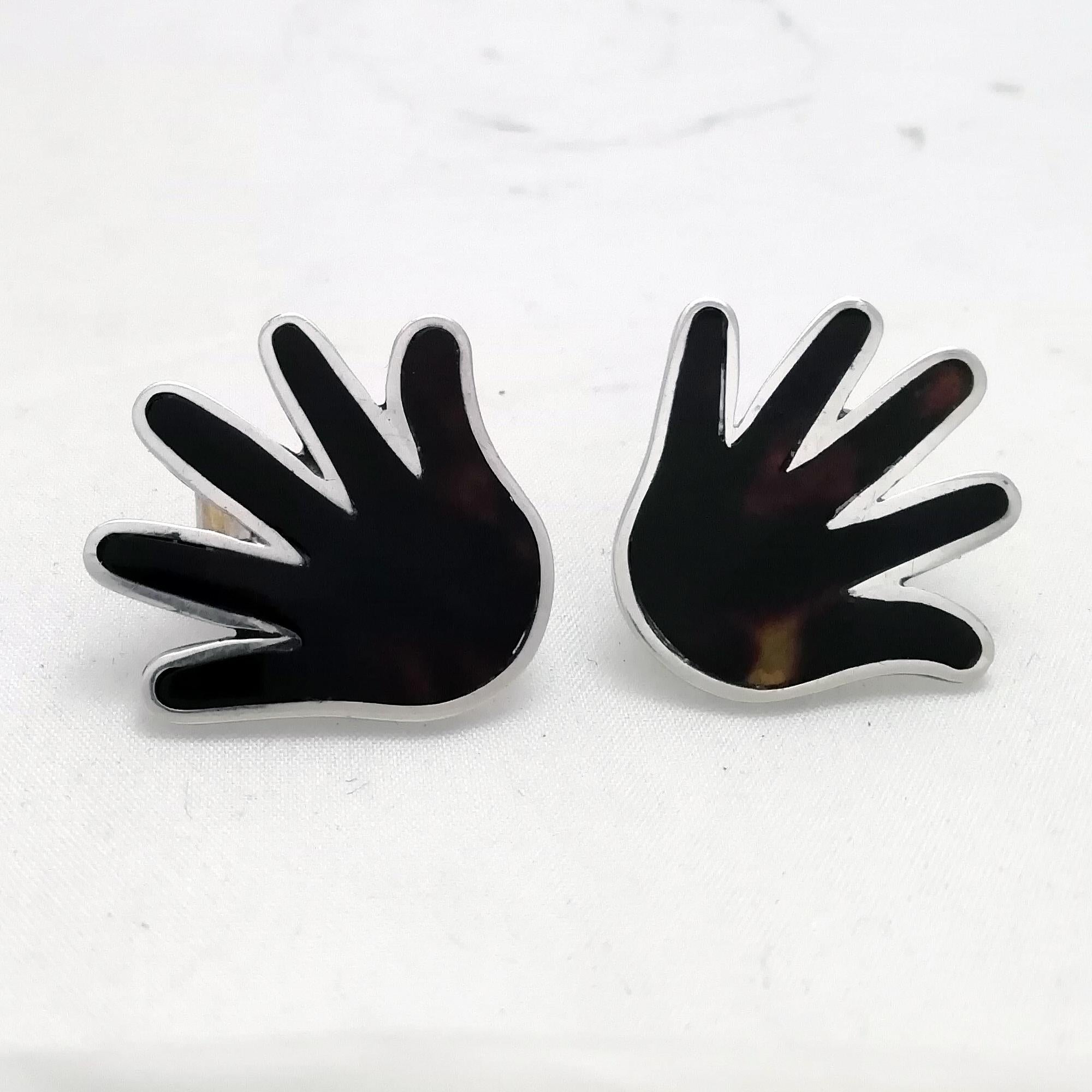 A funny pair of Sterling silver and tortoise shell earring by American designer William Spratling in shape of two palms. Made in Taxco, México, circa 1965.

Weight: 9.0 g. (0.317 oz.).