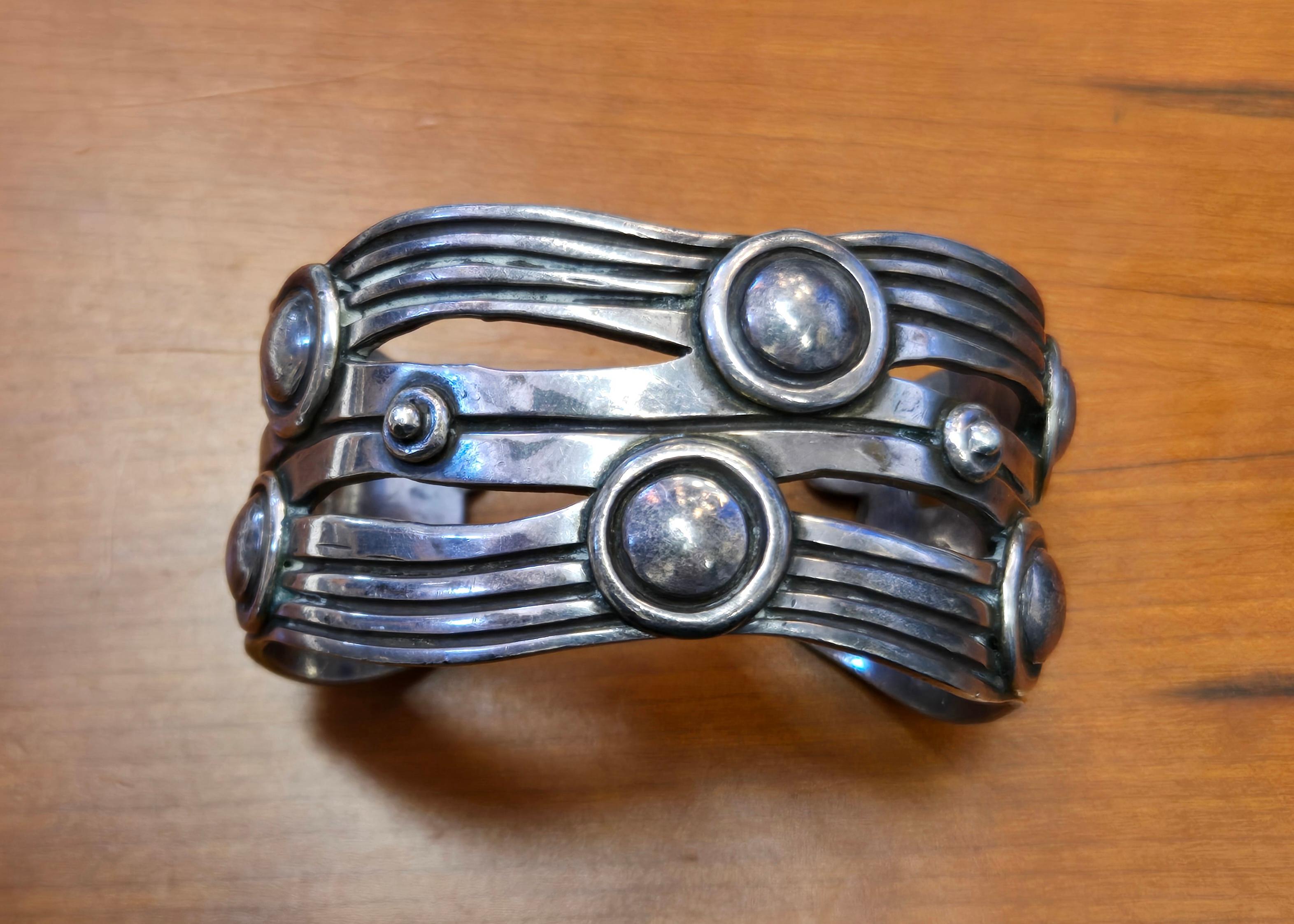 Dickes und kräftiges handgeschmiedetes Silber. Es hat eine Spratling/Made in Mexico Punze wie abgebildet. Der Abstand beträgt 1,5 Zoll und passt für ein mittelgroßes Handgelenk und kann bei Bedarf bis zu einem gewissen Grad vergrößert werden. Der
