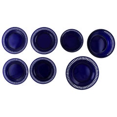 Sept assiettes et bols en verre d'art bleu foncé William Steberg pour Gullaskuf
