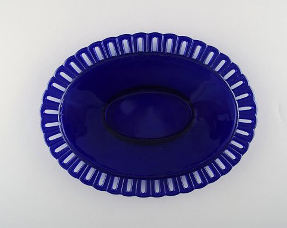 William Stenberg et Estrid Ericson pour Gullaskruf. 5 assiettes ovales en verre d'art bleu foncé, Suède, années 1960-1970.
Mesures : 23 x 17 x 3 cm.
En parfait état.