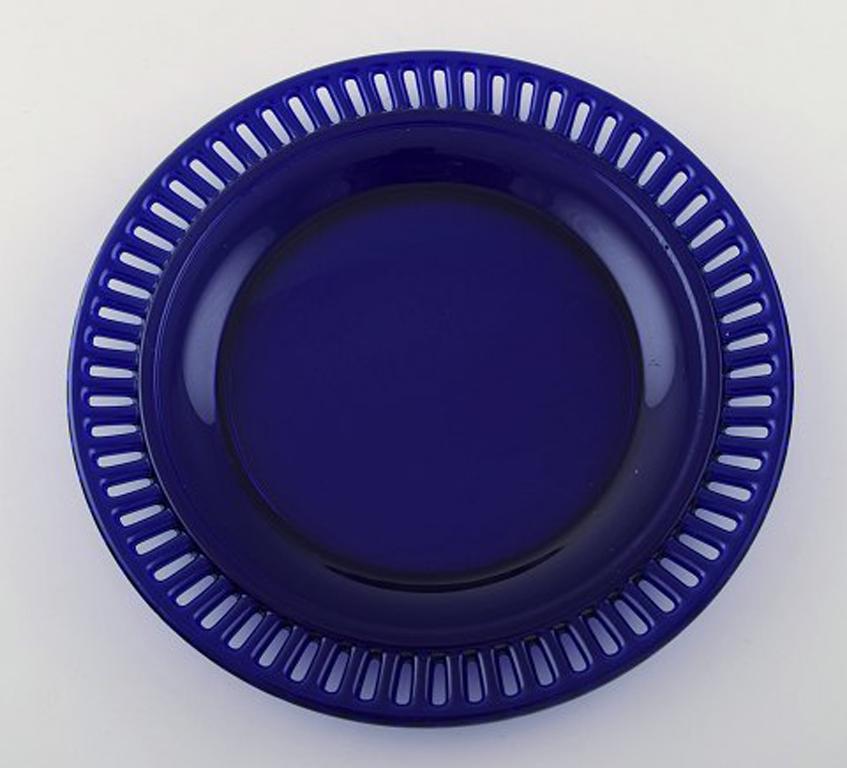 William Stenberg and Estrid Ericson for Gullaskruf. 9 plates in dark blue art glass, Sweden, 1960s-1970s.
Small plate measures: 17.5 cm.
Large plate measures: 22 cm.
In perfect condition.