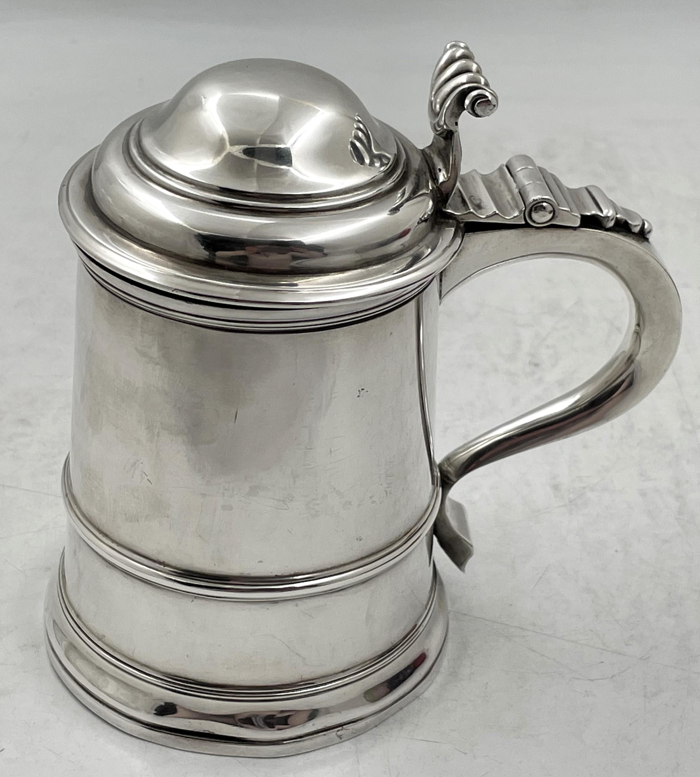 William Summers, englischer Krug aus Sterlingsilber von 1899, mit elegantem, geometrischem Design. Sie misst 6 1/8'' in der Höhe, 5 3/4'' in der Tiefe und 3 7/8'' im Durchmesser an der Basis, wiegt 17,8 Feinunzen und trägt die abgebildeten