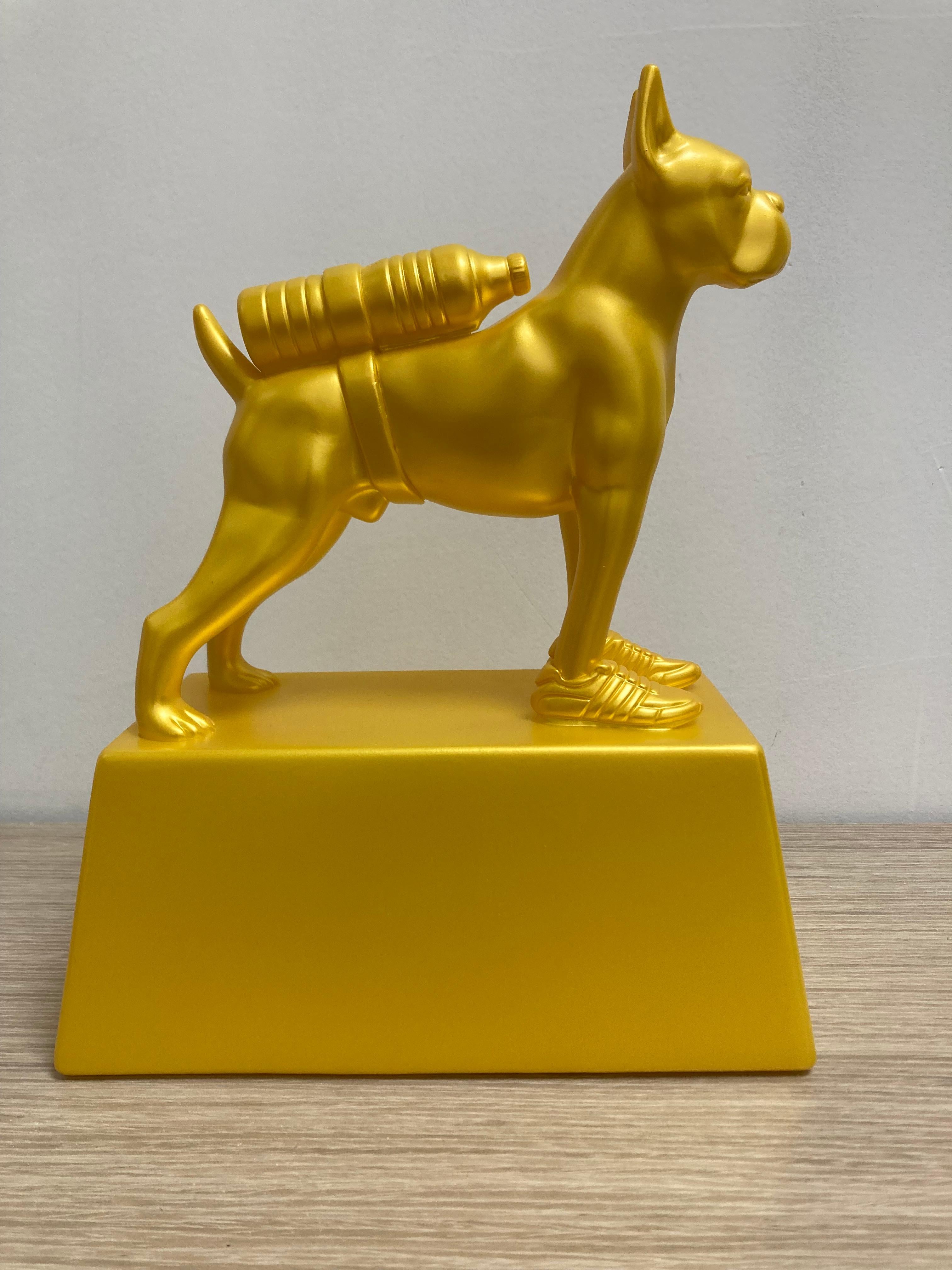 Bulldog with Bottle in Gold de William Sweetlove