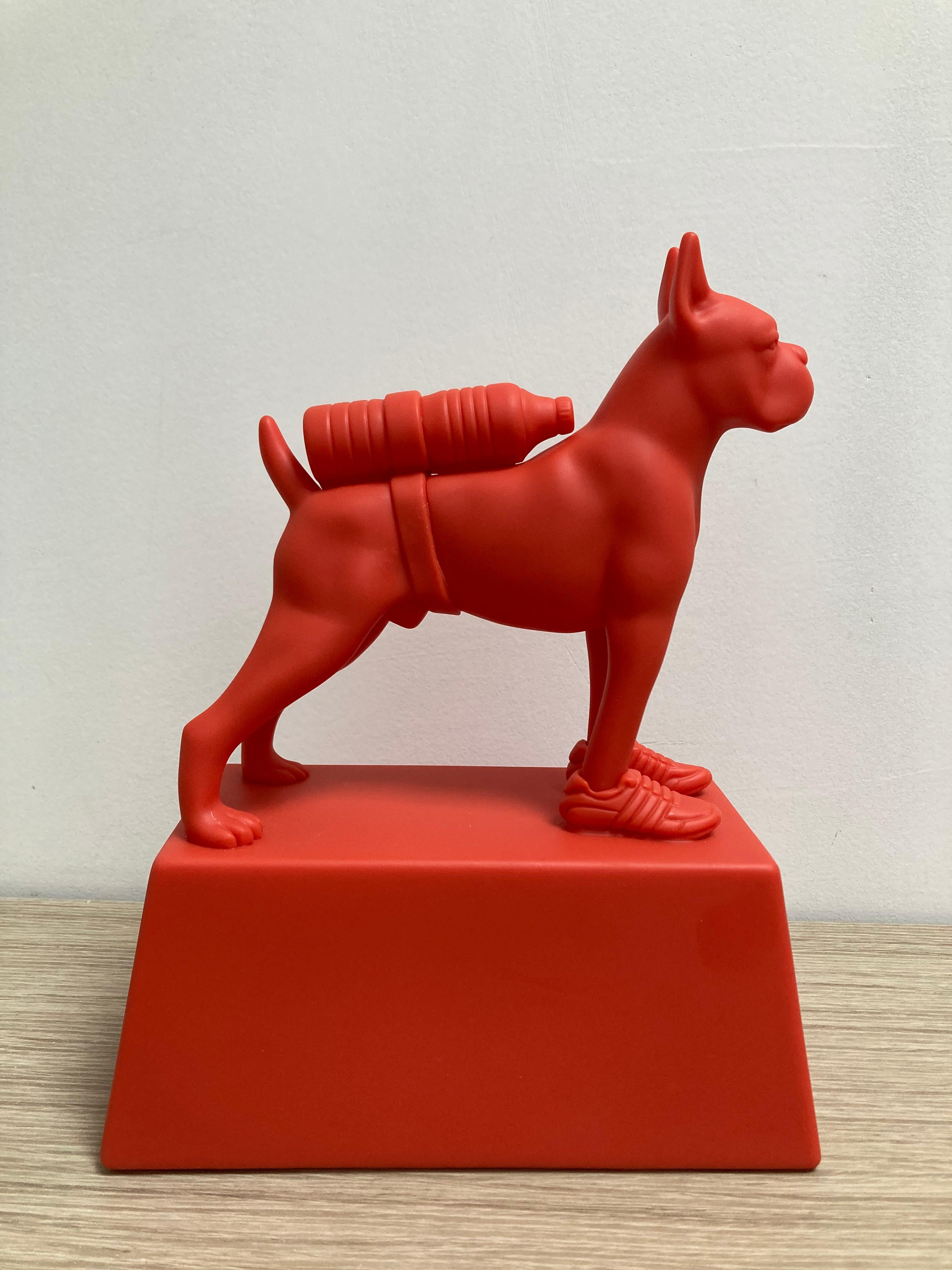 Bulldog with Bottle in Red (Borddog avec bouteille rouge) par William Sweetlove