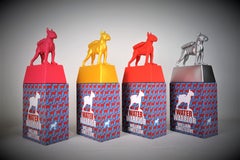 Bulldog avec bouteille en argent par William Sweetlove