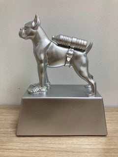 Bulldogge mit Flasche in Silber von William Sweetlove