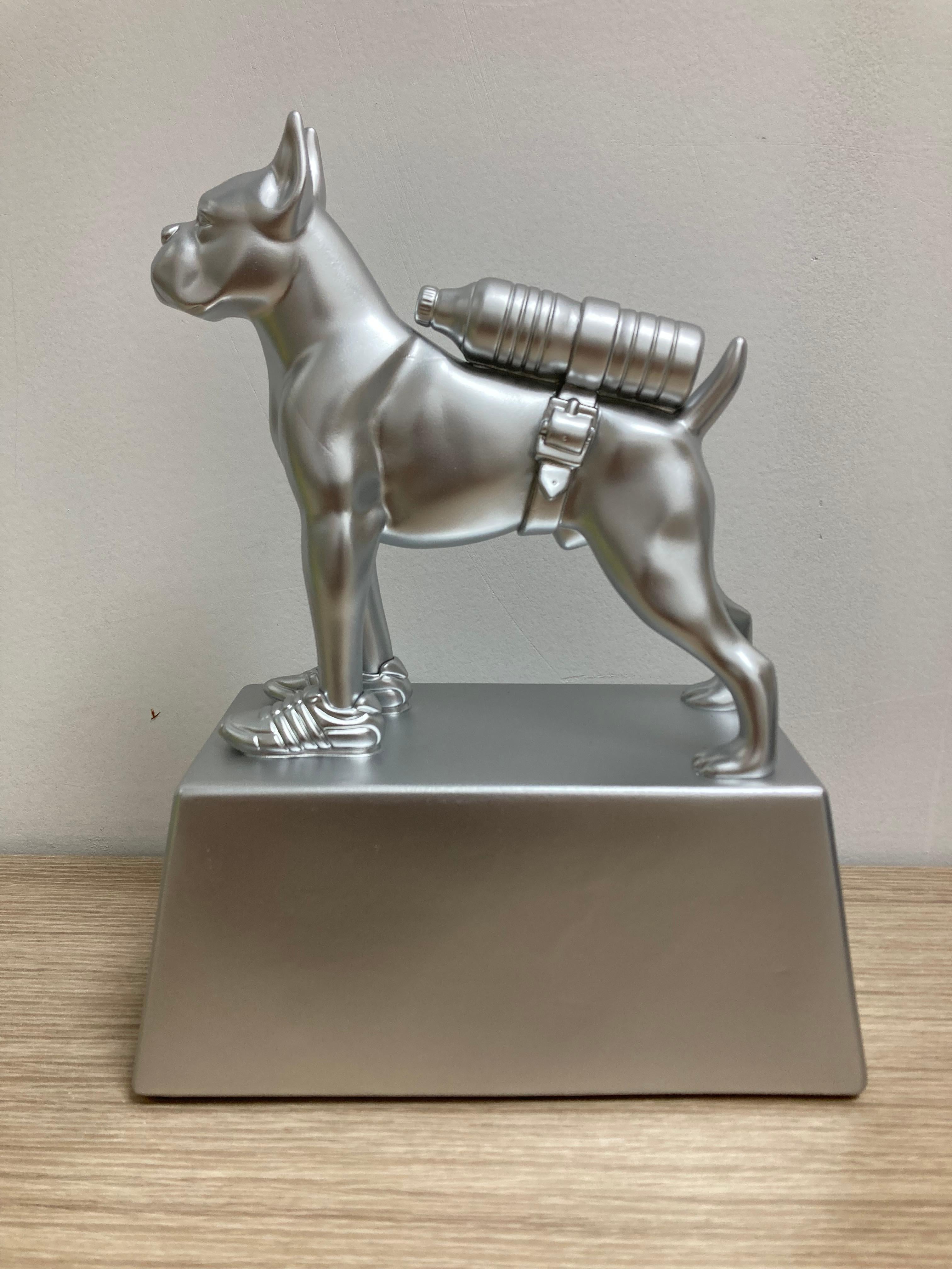 Bulldog avec bouteille en argent par William Sweetlove