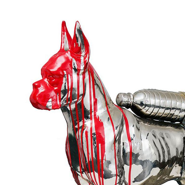 Gran Bulldog clonado con botella para mascotas - Sculpture de William Sweetlove