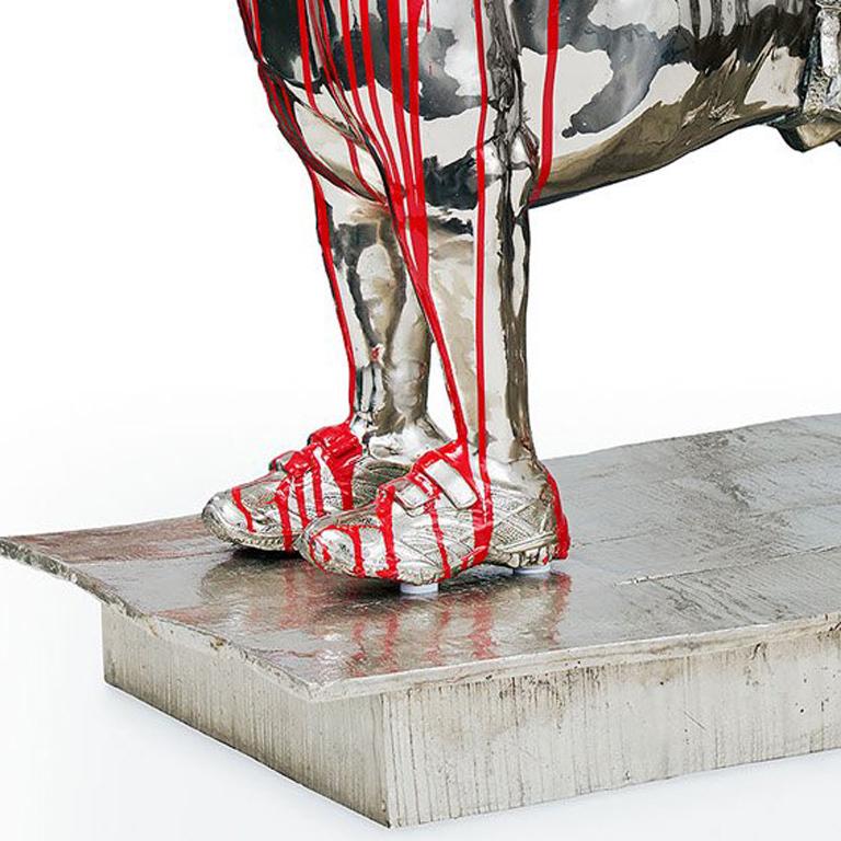 Gran Bulldog clonado con botella para mascotas - Figurative Sculpture Oro de William Sweetlove
