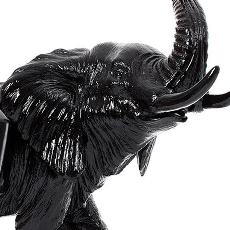 Gekleideter schwarzer Vater Elefant. – Sculpture von William Sweetlove