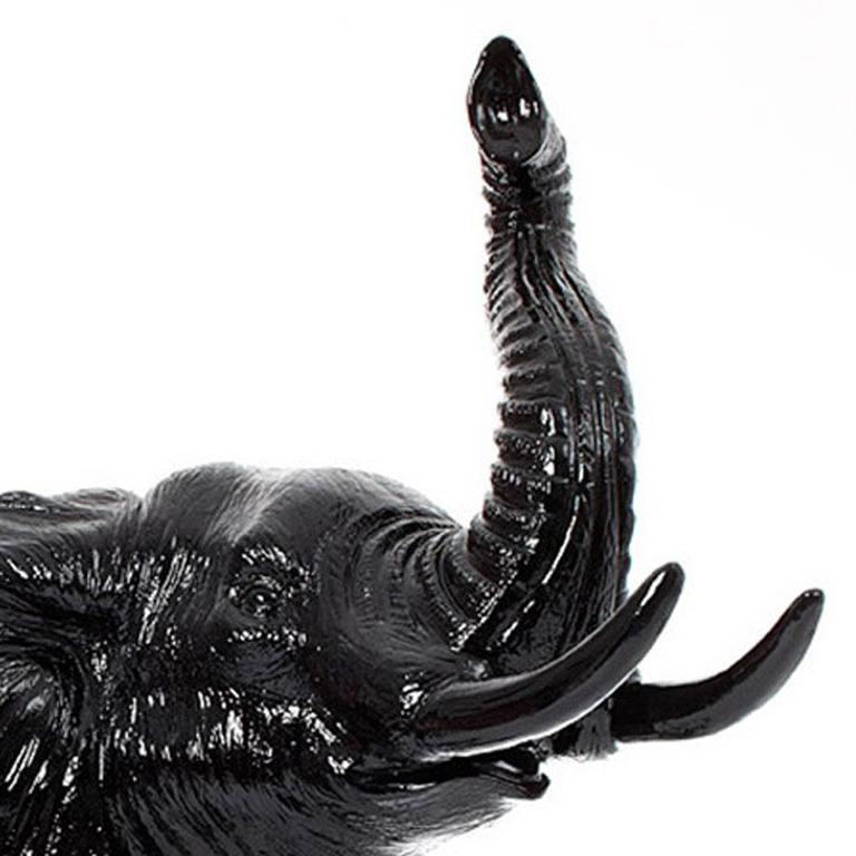 Gekleideter schwarzer Vater Elefant. (Schwarz), Figurative Sculpture, von William Sweetlove