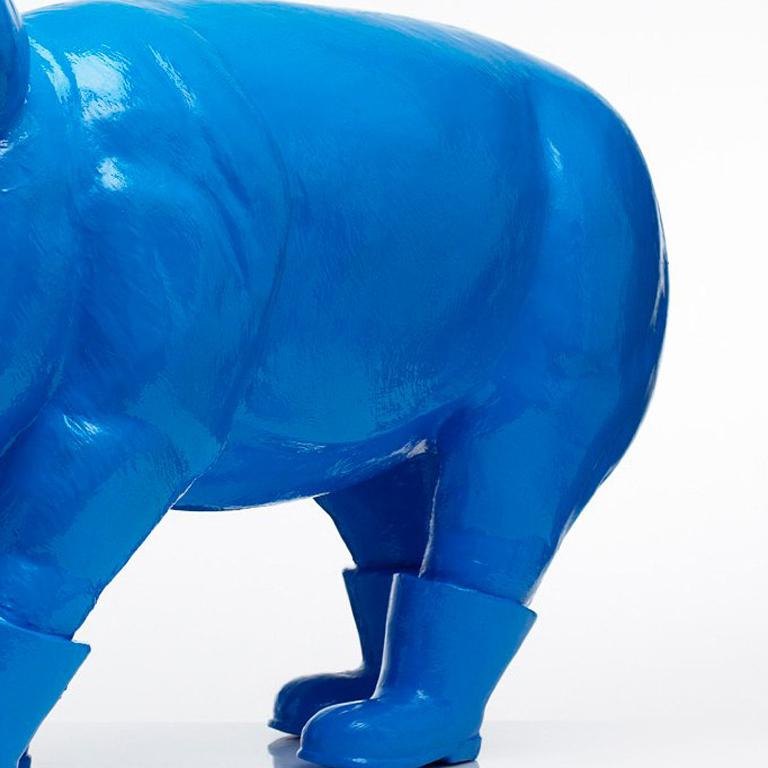 Padre cerdo azul clonado - Figurative Sculpture Azul de William Sweetlove