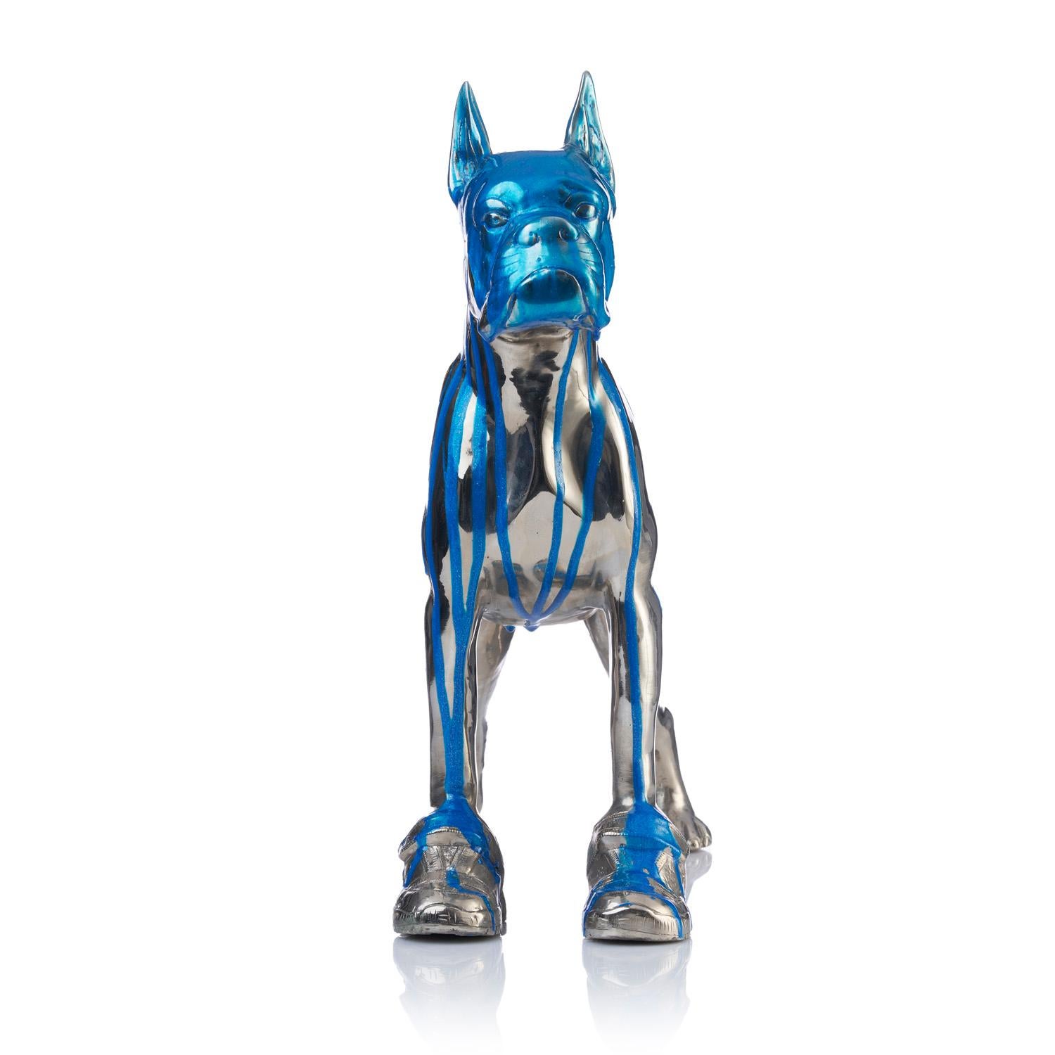 Cloned Bulldog mit Haustierflasche (blauer Metallic) (Pop-Art), Sculpture, von William Sweetlove