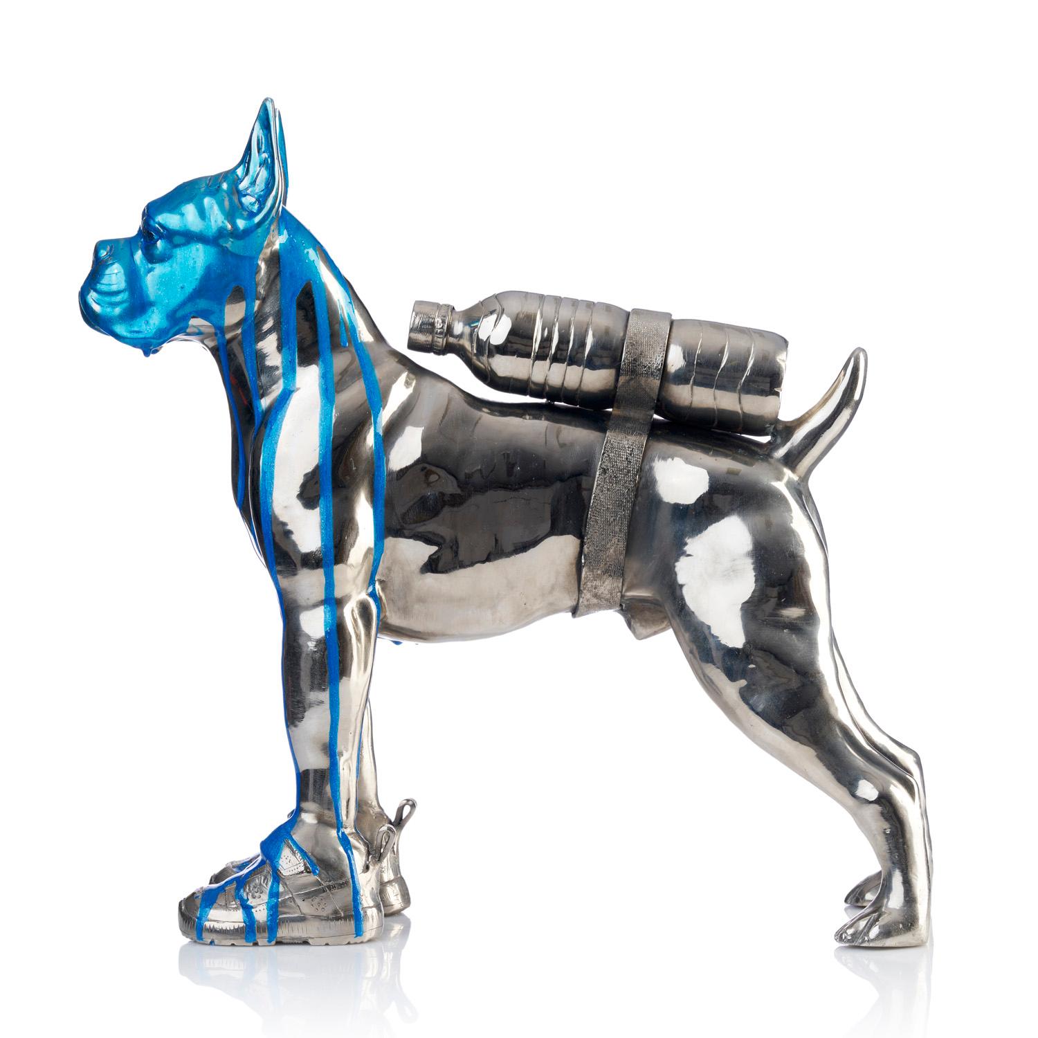 Cloned Bulldog mit Haustierflasche (blauer Metallic) im Angebot 1