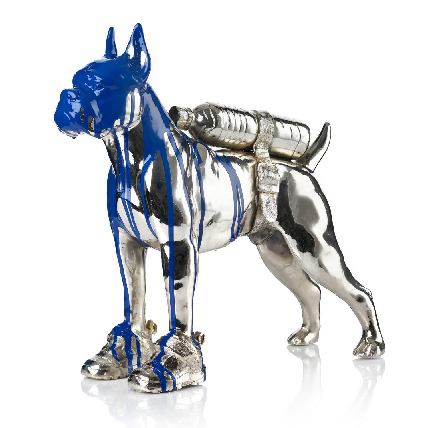 Figurative Sculpture William Sweetlove - Bulldog clouté avec bouteille pour animaux de compagnie