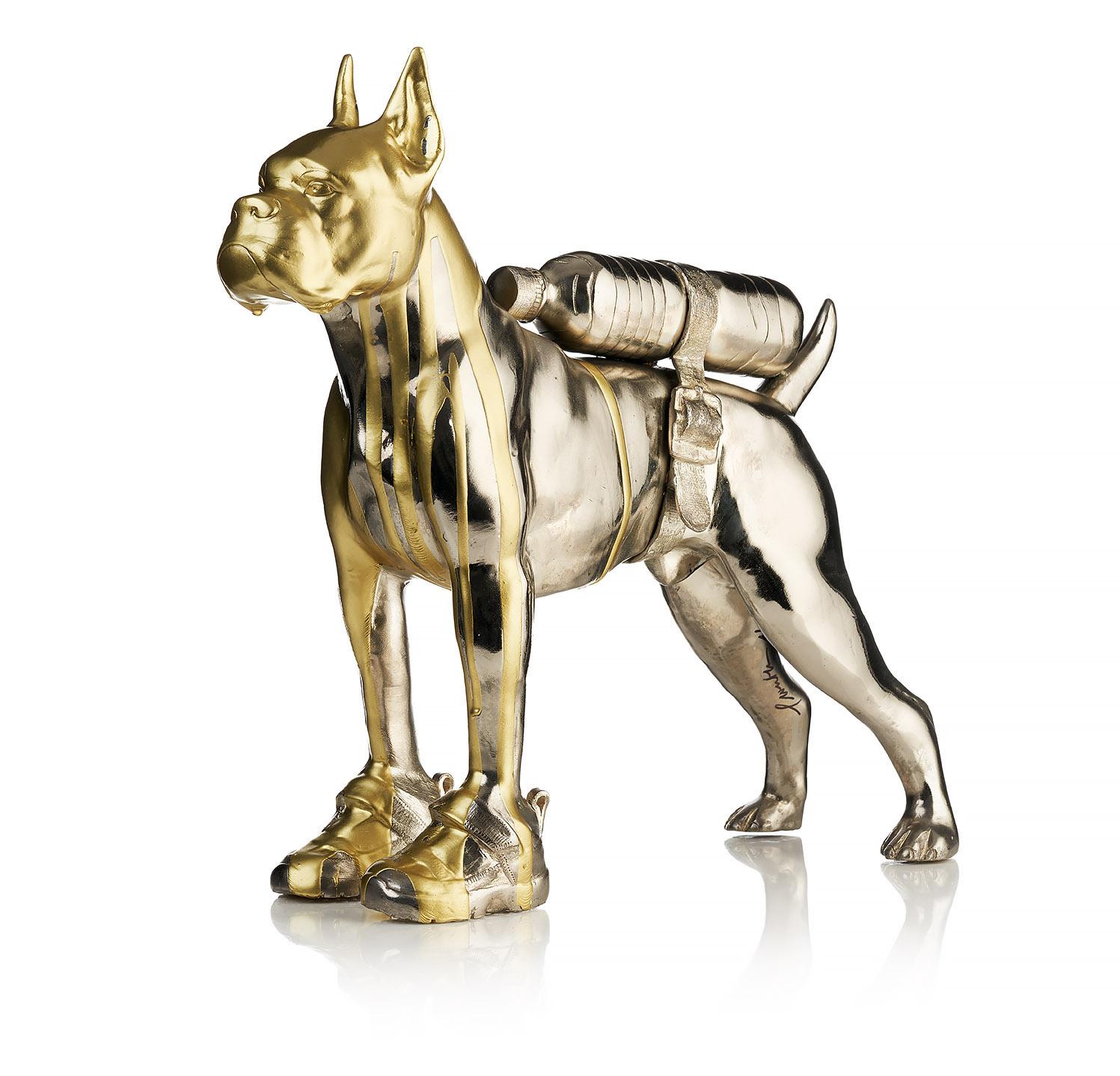 Bulldog clouté avec bouteille pour animaux de compagnie - Sculpture de William Sweetlove