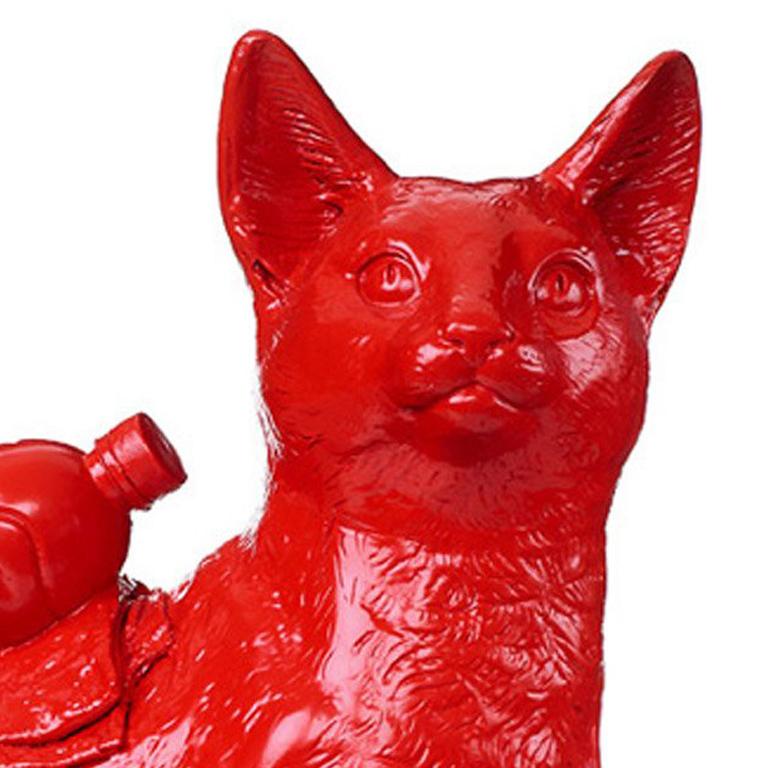 Chat clouté avec bouteille pour animaux. - Sculpture de William Sweetlove