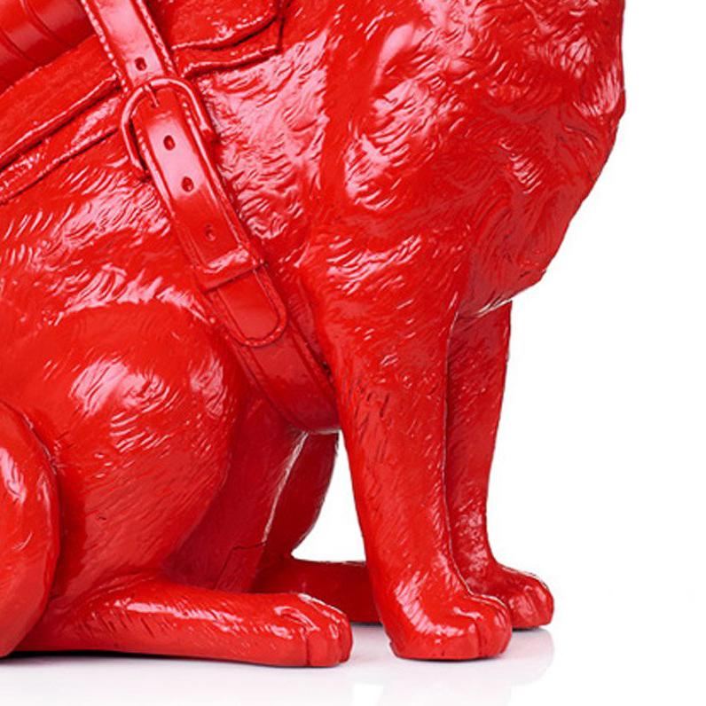 Chat clouté avec bouteille pour animaux. - Rouge Figurative Sculpture par William Sweetlove