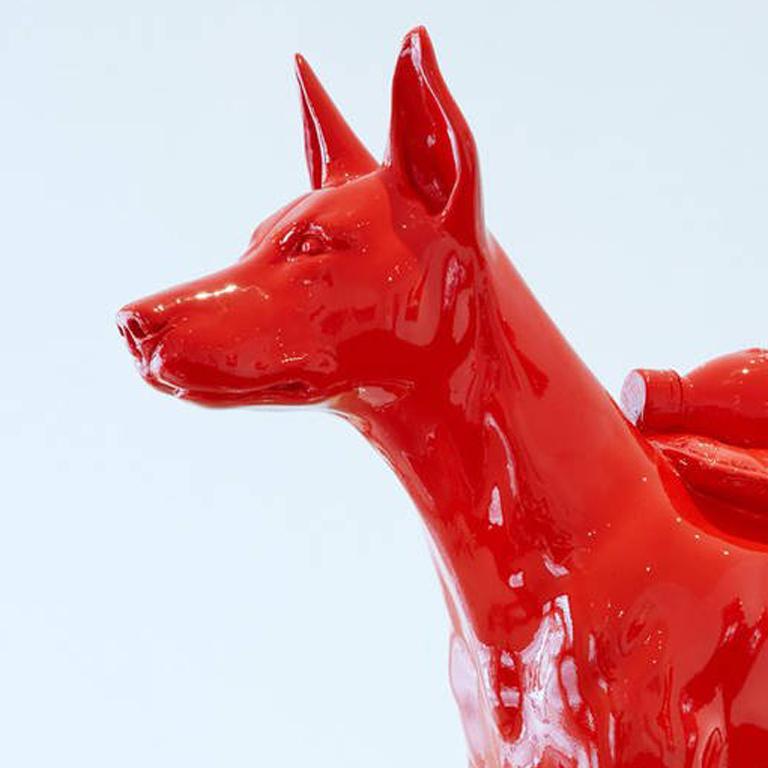 Doberman clouté avec bouteille pour animaux. - Pop Art Sculpture par William Sweetlove