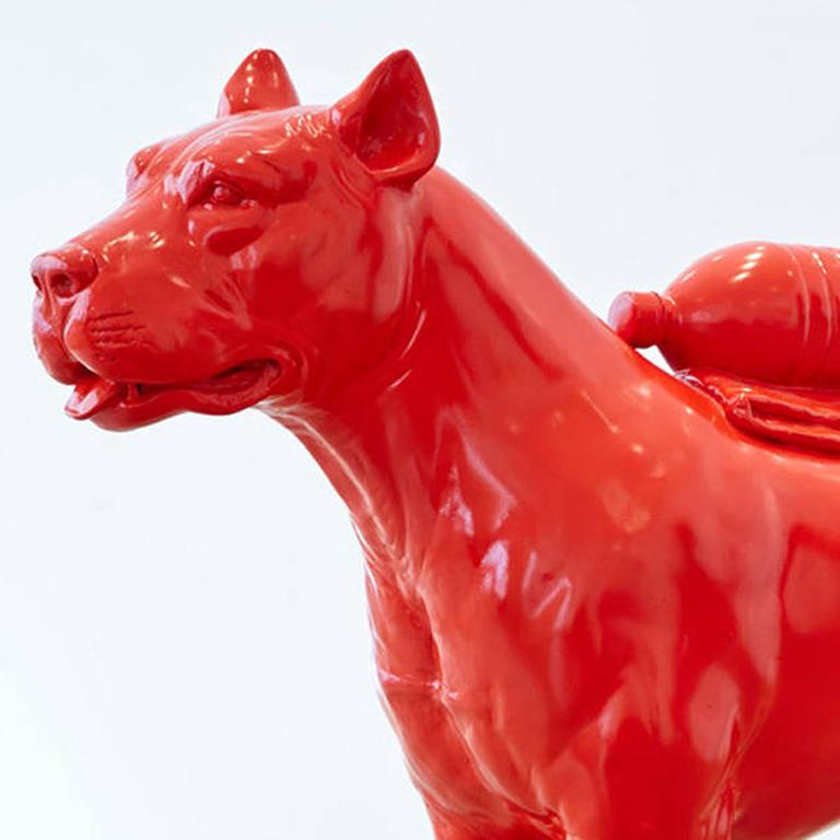 Dogo Argentino argentin clouté avec bouteille pour animaux. - Pop Art Sculpture par William Sweetlove