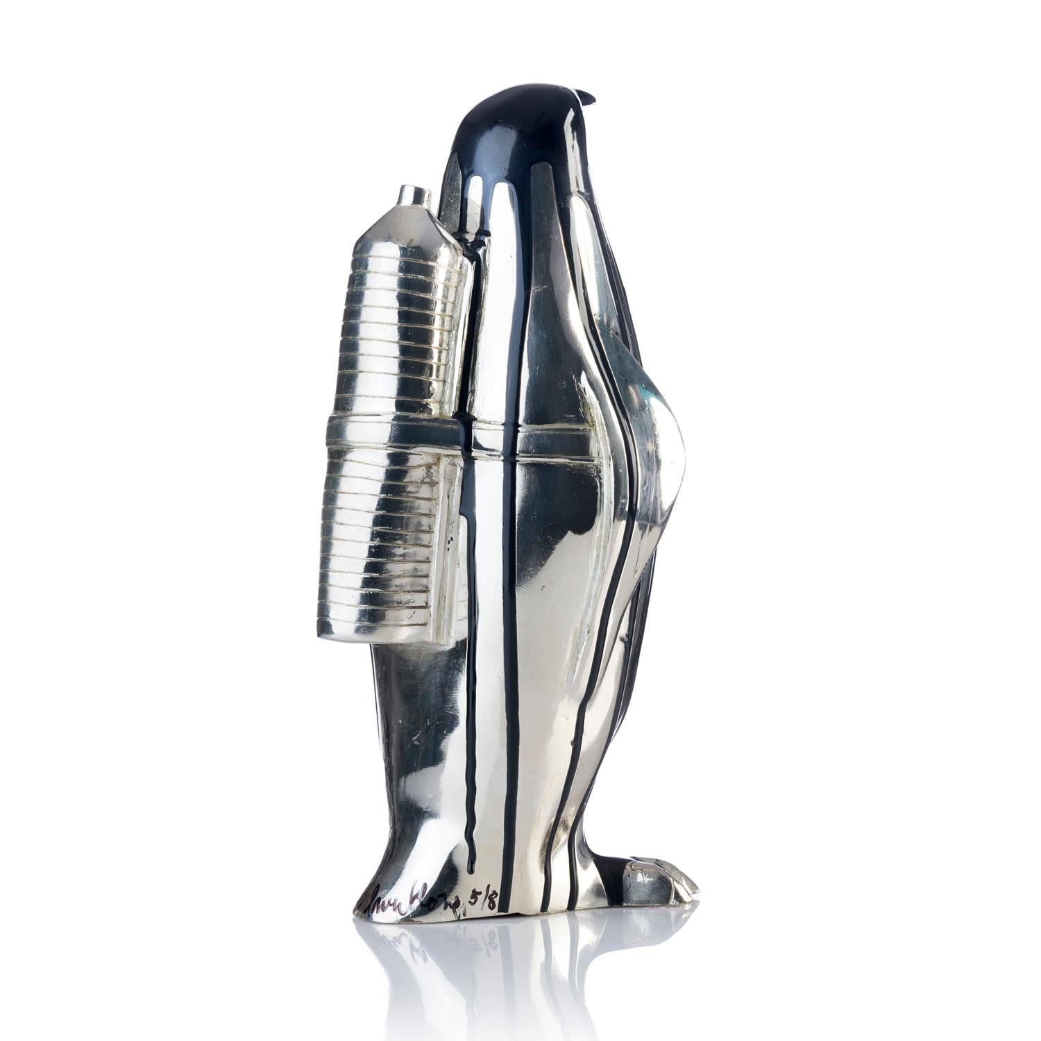Pingouin cloné avec bouteille en plastique (noir)  - Sculpture de William Sweetlove