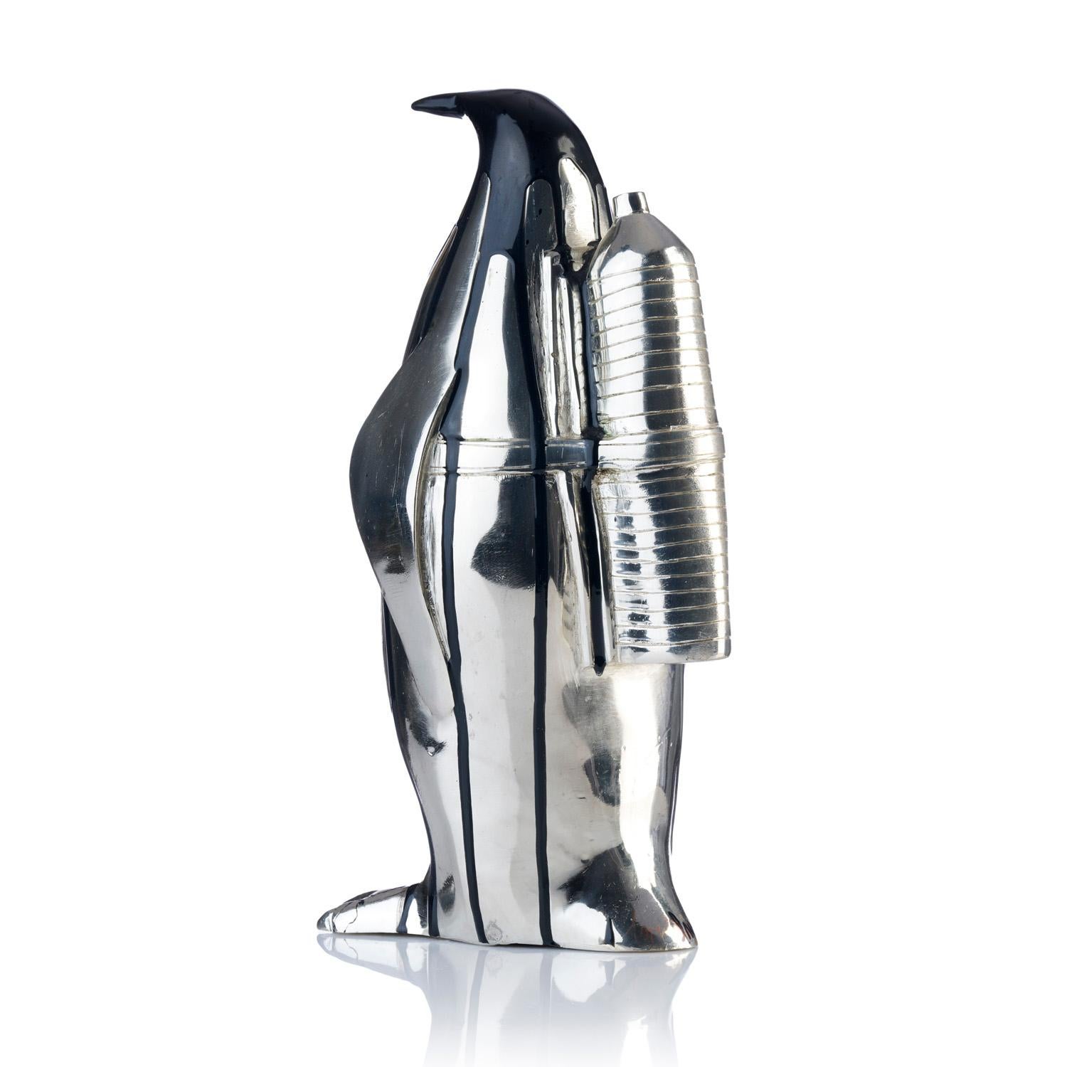 Pingouin cloné avec bouteille en plastique (noir)  - Pop Art Sculpture par William Sweetlove