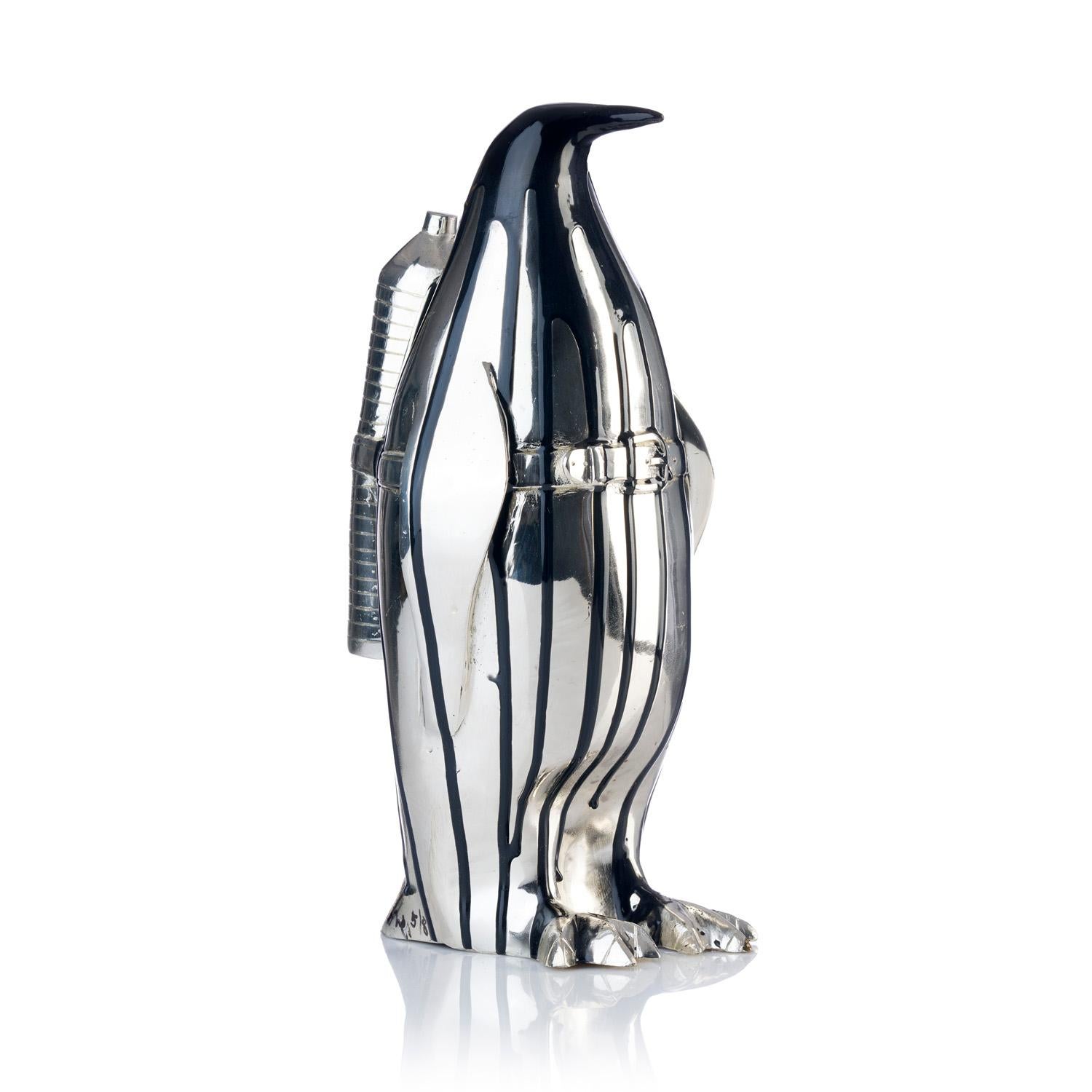 Figurative Sculpture William Sweetlove - Pingouin cloné avec bouteille en plastique (noir) 