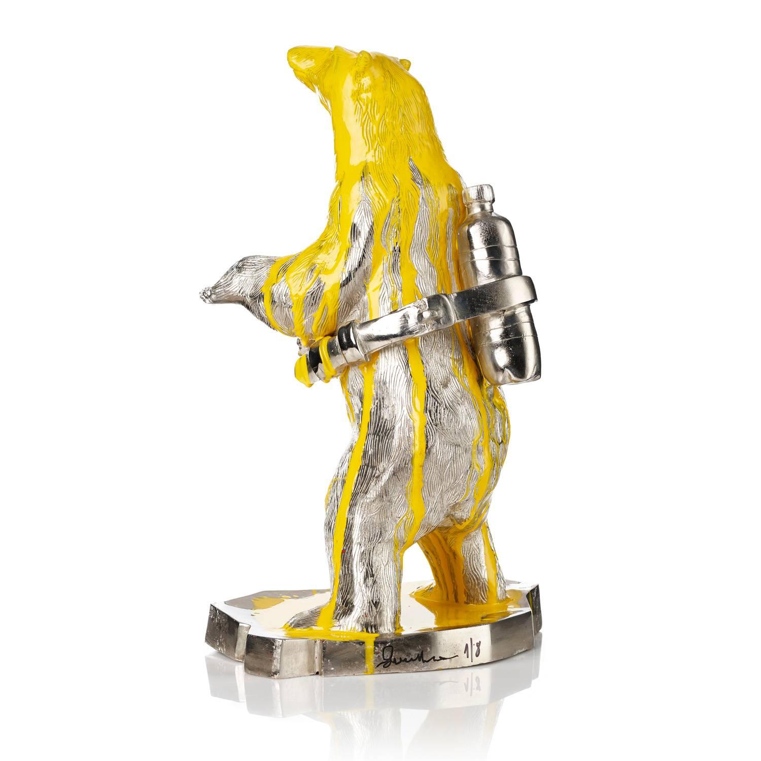 Oso polar clonado con botella para mascotas. - Sculpture Arte pop de William Sweetlove