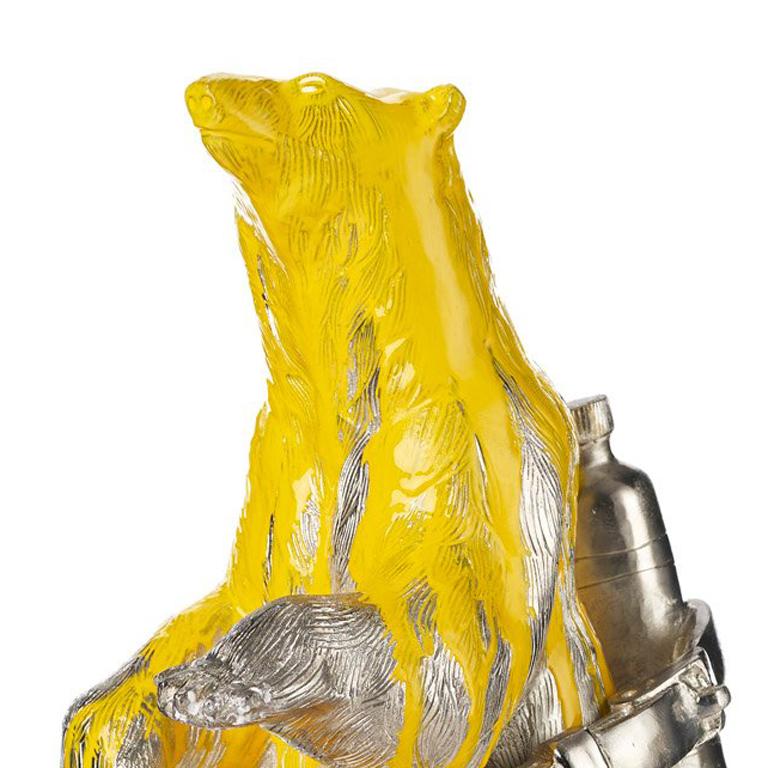 Cloned Polar Bear mit Haustierflasche. (Gold), Figurative Sculpture, von William Sweetlove
