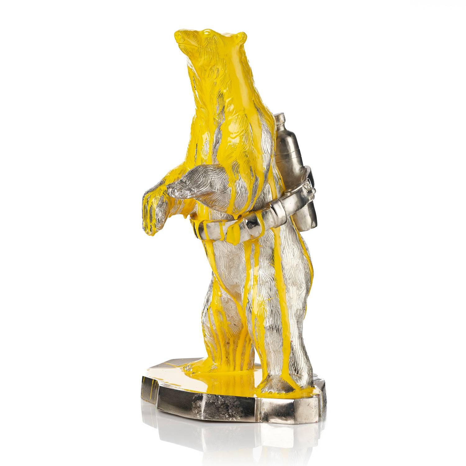 Figurative Sculpture de William Sweetlove - Oso polar clonado con botella para mascotas.