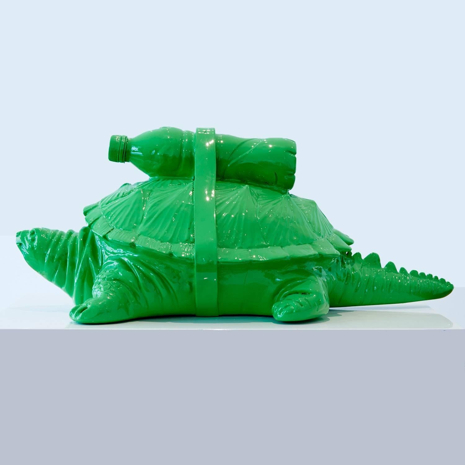 Cloned Schildkröte mit Haustierflasche. (Pop-Art), Sculpture, von William Sweetlove