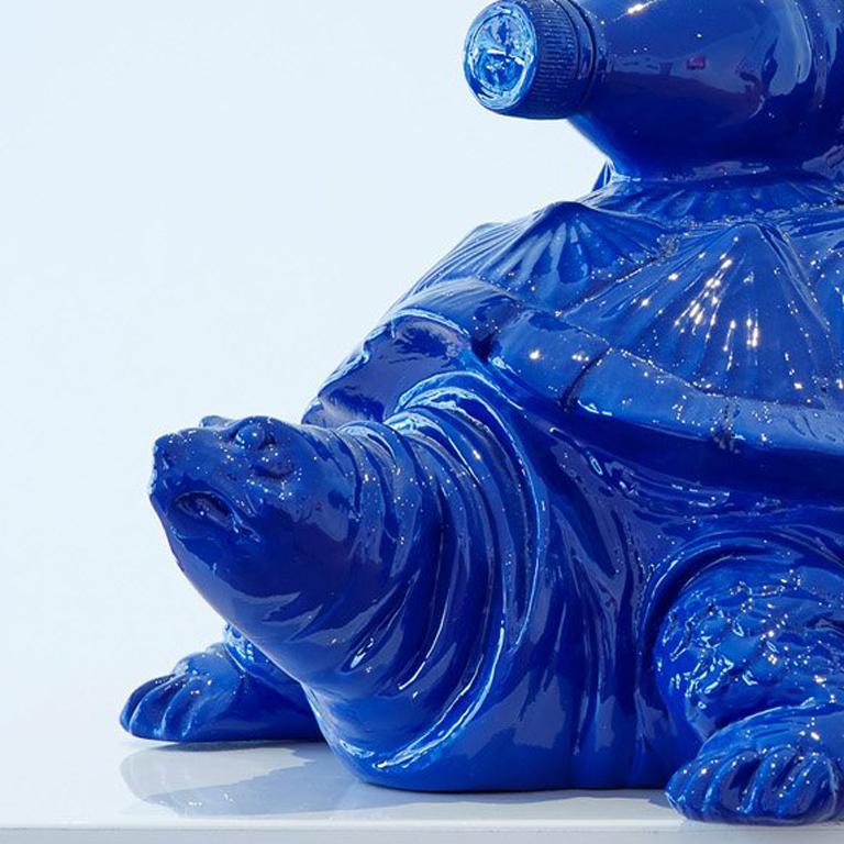 Cloned Schildkröte mit Haustierflasche. (Pop-Art), Sculpture, von William Sweetlove