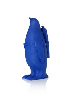 Small cloned Penguin with water bottle - Pop Art, Figurative Sculpture in Blue